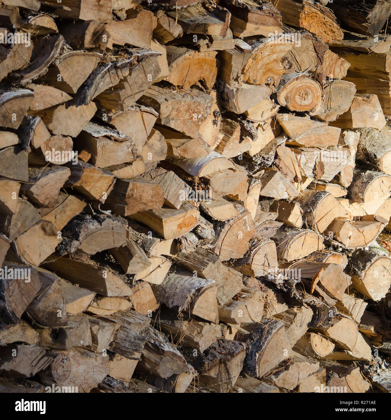 Copeaux et bois sciés pour allumer le four. Chauffage maison. Banque D'Images