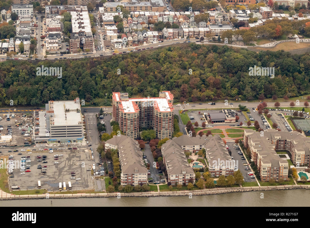 Vue aérienne d'hélicoptères d'immeubles au 23e avenue, Port Imperial, West New York, New Jersey, USA Banque D'Images