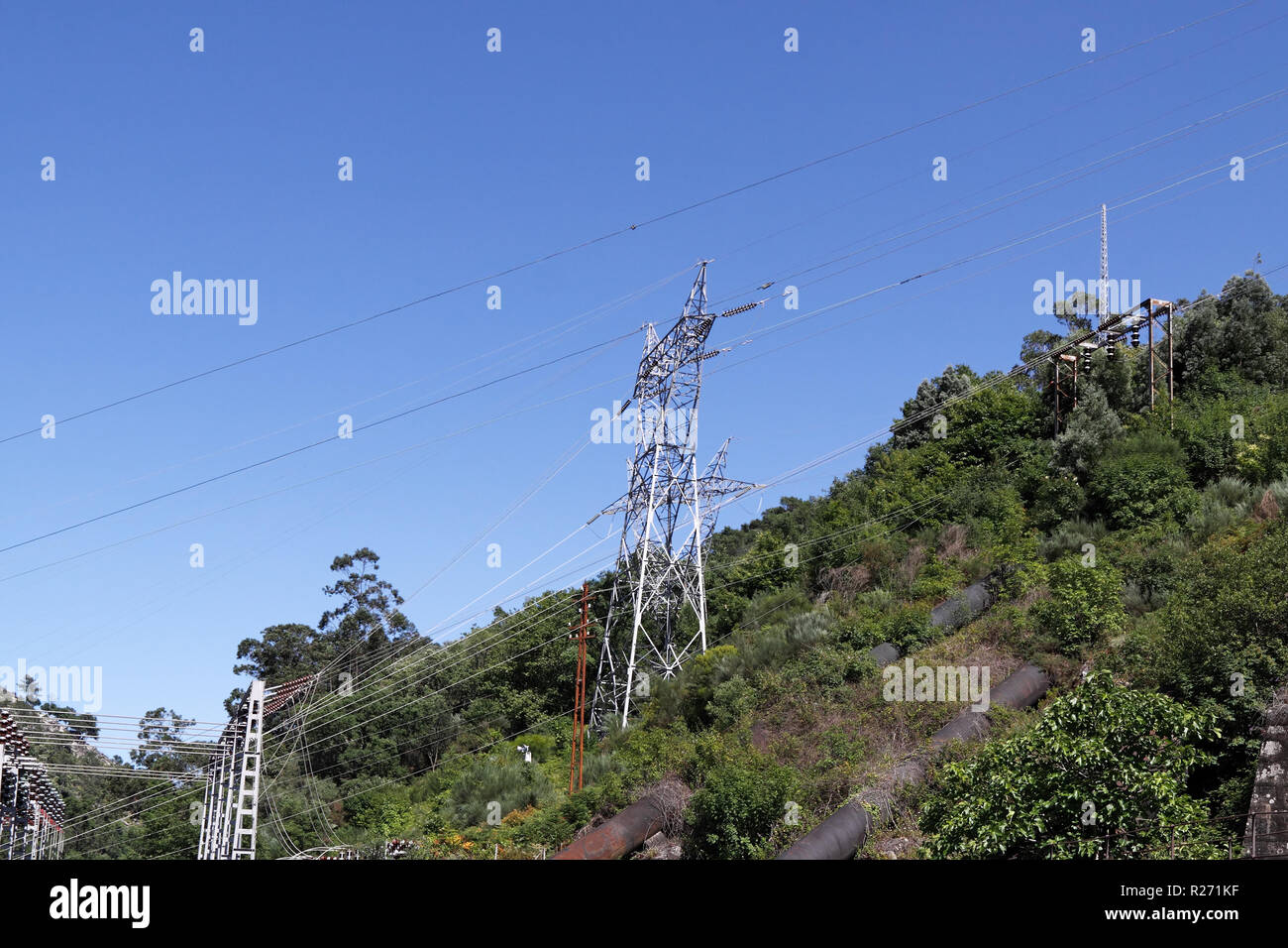 Tours de haute tension dans une montagne près d'un barrage. Banque D'Images