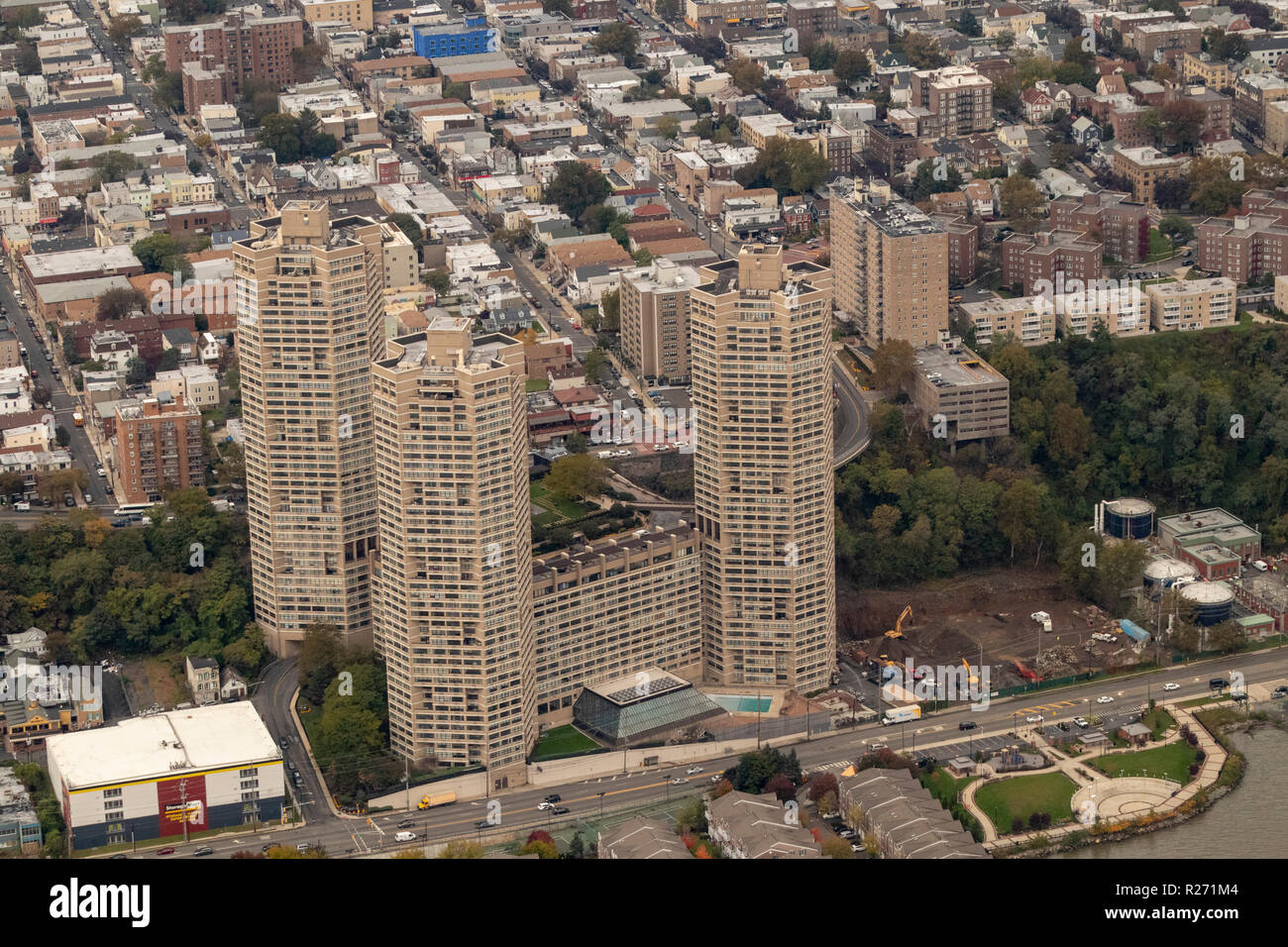 Vue aérienne d'hélicoptère de Galaxy Tours, également connu sous le nom de l'Association de condominium ou Galaxy Towers GTCA, Guttenberg, New Jersey, USA Banque D'Images