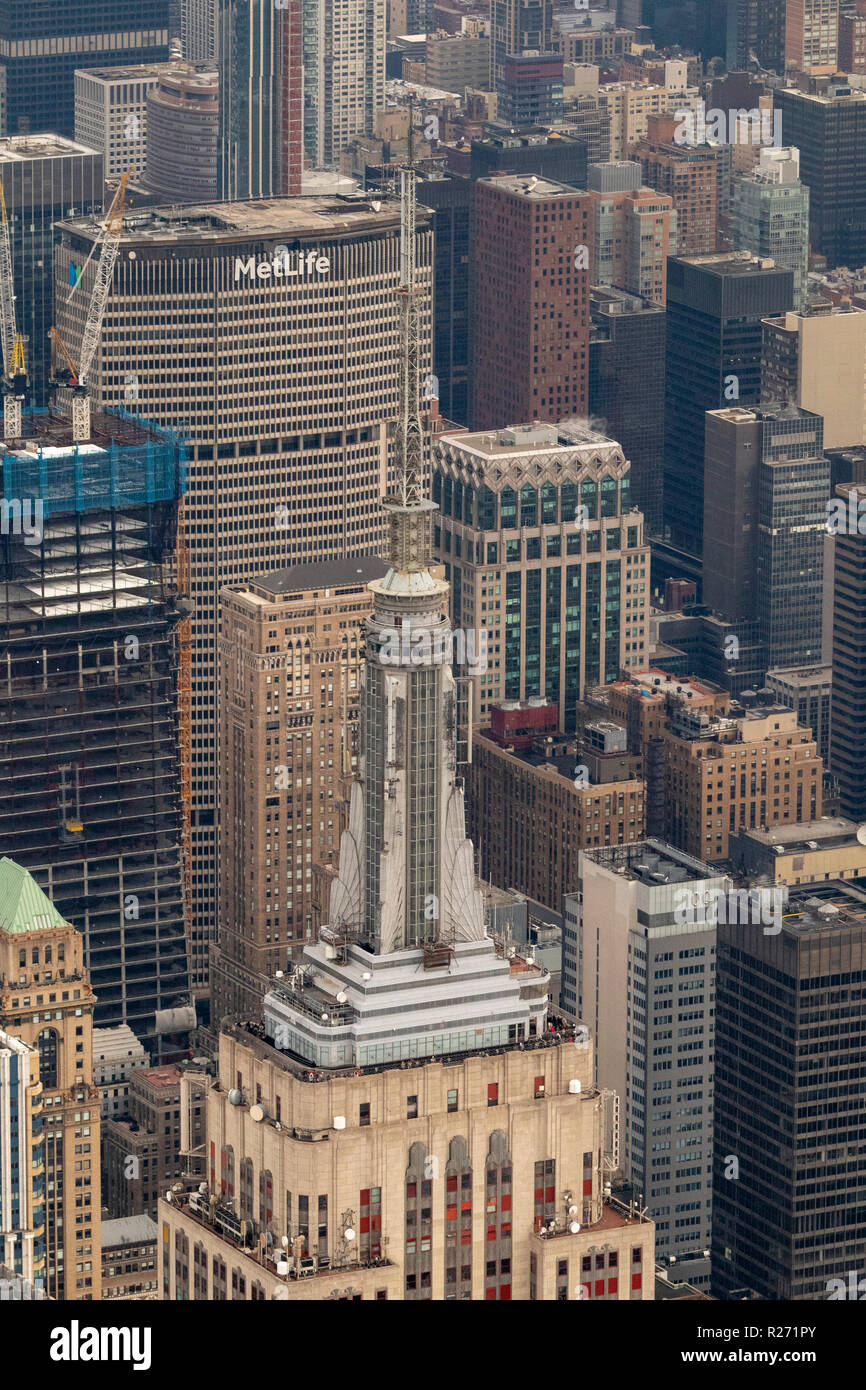 Vue aérienne de l'hélicoptère haut de l'Empire State Building et les bâtiments voisins, un gratte-ciel de style Art Déco, Manhattan, New York, USA Banque D'Images