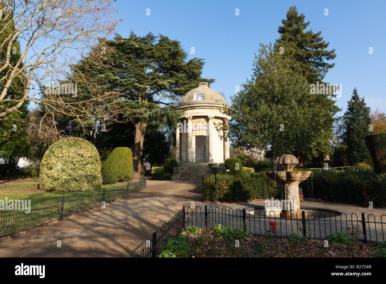 Leamington Spa, Warwickshire : Jephson Jardins. Fontaine du mémorial tchécoslovaque en premier plan, derrière est le Grade II Jephson Memorial. Banque D'Images