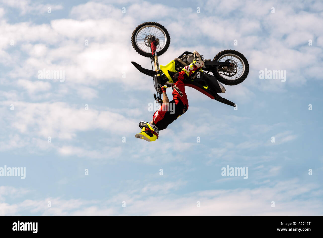 Motorcycle acrobatics Banque de photographies et d'images à haute  résolution - Alamy