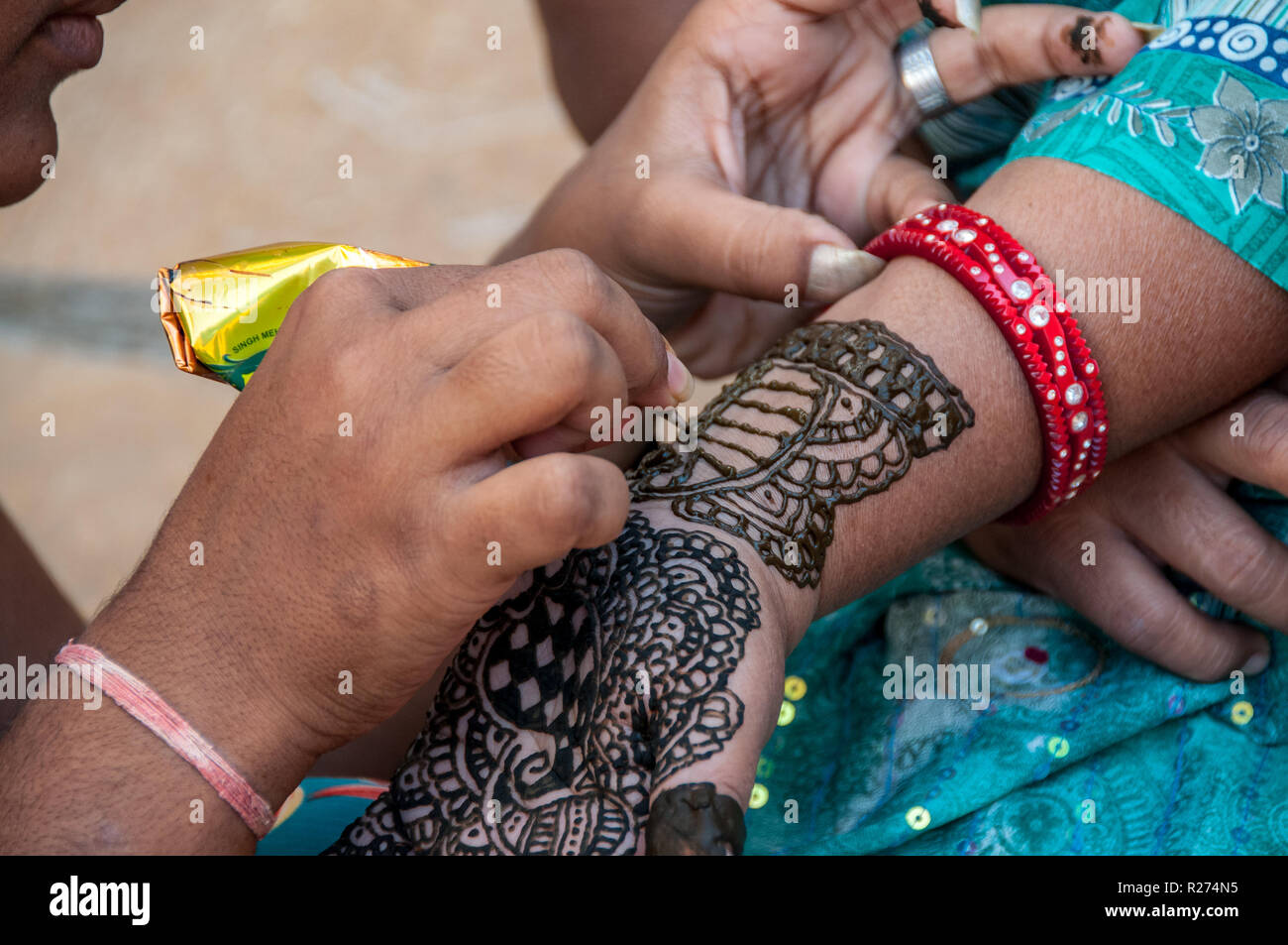 Tatouage au henné dans la rue de Jaisalmer Banque D'Images