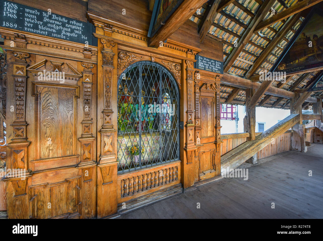 Le pont Spreuer - un vieux pont en bois couvert, avec peintures antiques sous son toit, représentant une danse de mort Banque D'Images