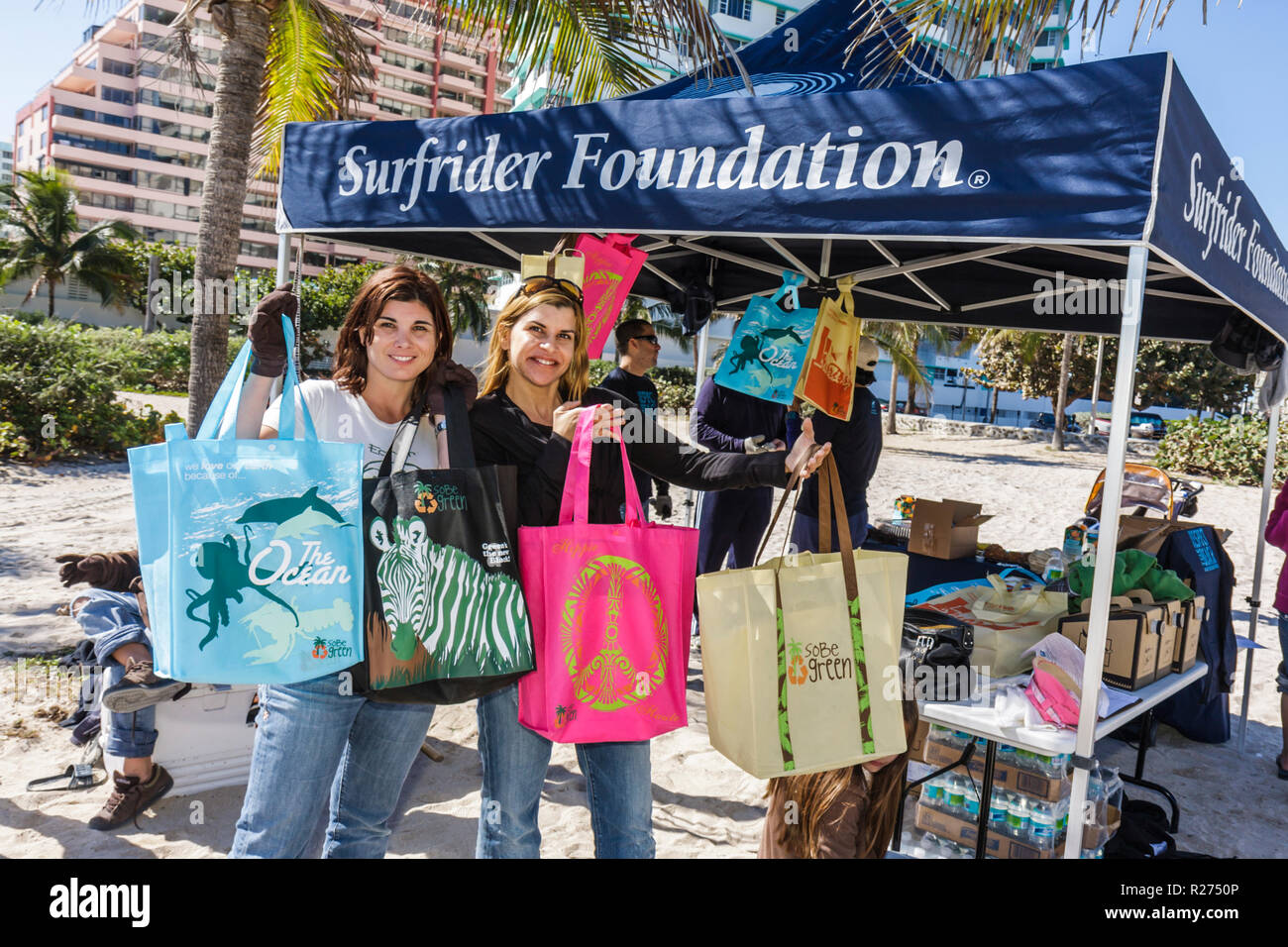 Miami Beach Florida,Fondation Surfrider,enlèvement exotique de plantes envahissantes,littoral,dune de sable,bénévoles bénévoles bénévoles travailleurs du travail,teamwor Banque D'Images