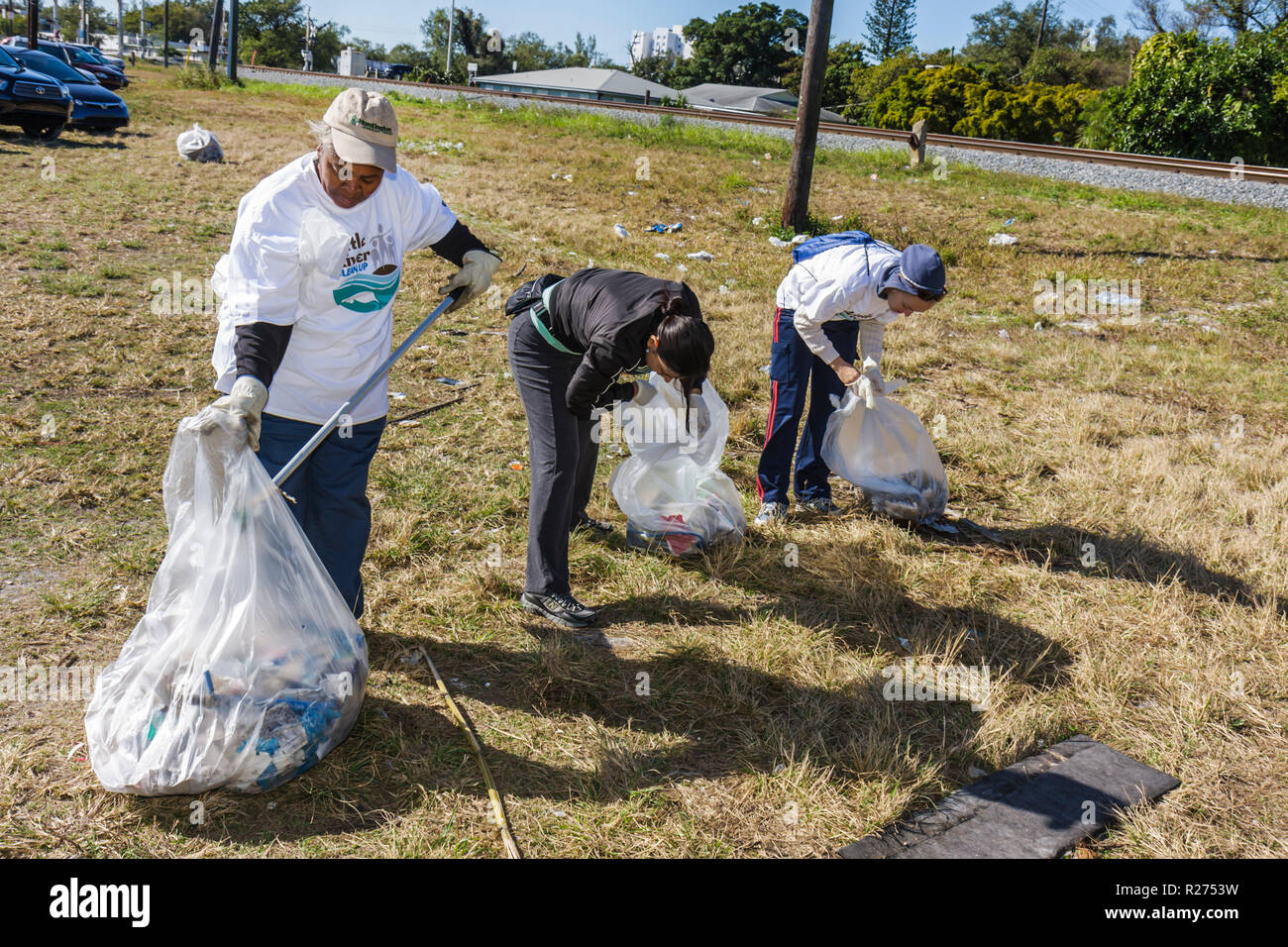 Miami Florida,Oakland Grove,nettoyage annuel de la journée de l'eau de Little River,déchets,ramassage,ramassage,litière,propre,pollution,bénévoles service communautaire Banque D'Images