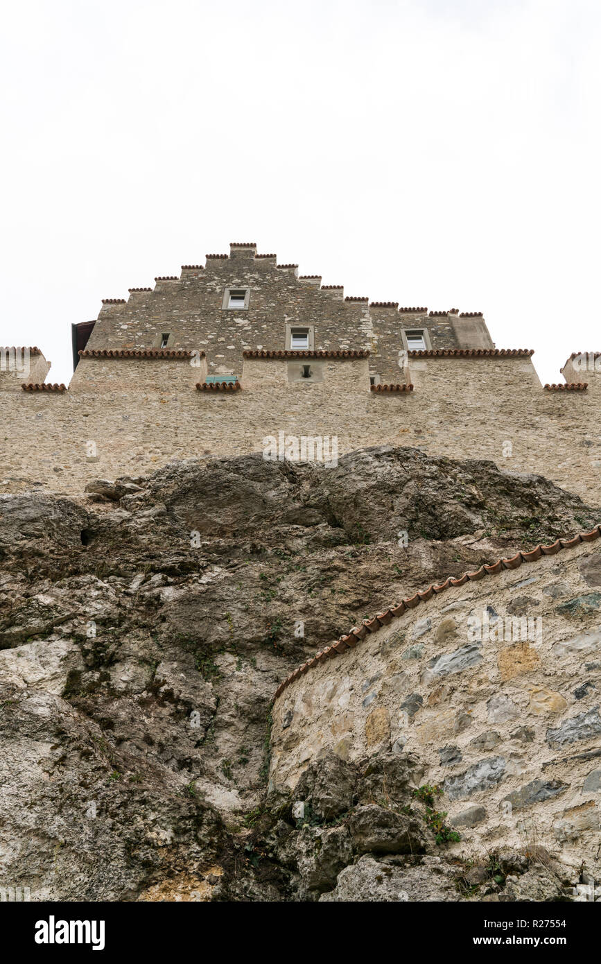 Schaffhausen, SH / Suisse - le 10 novembre 2018 : point de vue de la grenouille de détails architecturaux du monument historique Schloss Laufen château à Rhin F Banque D'Images