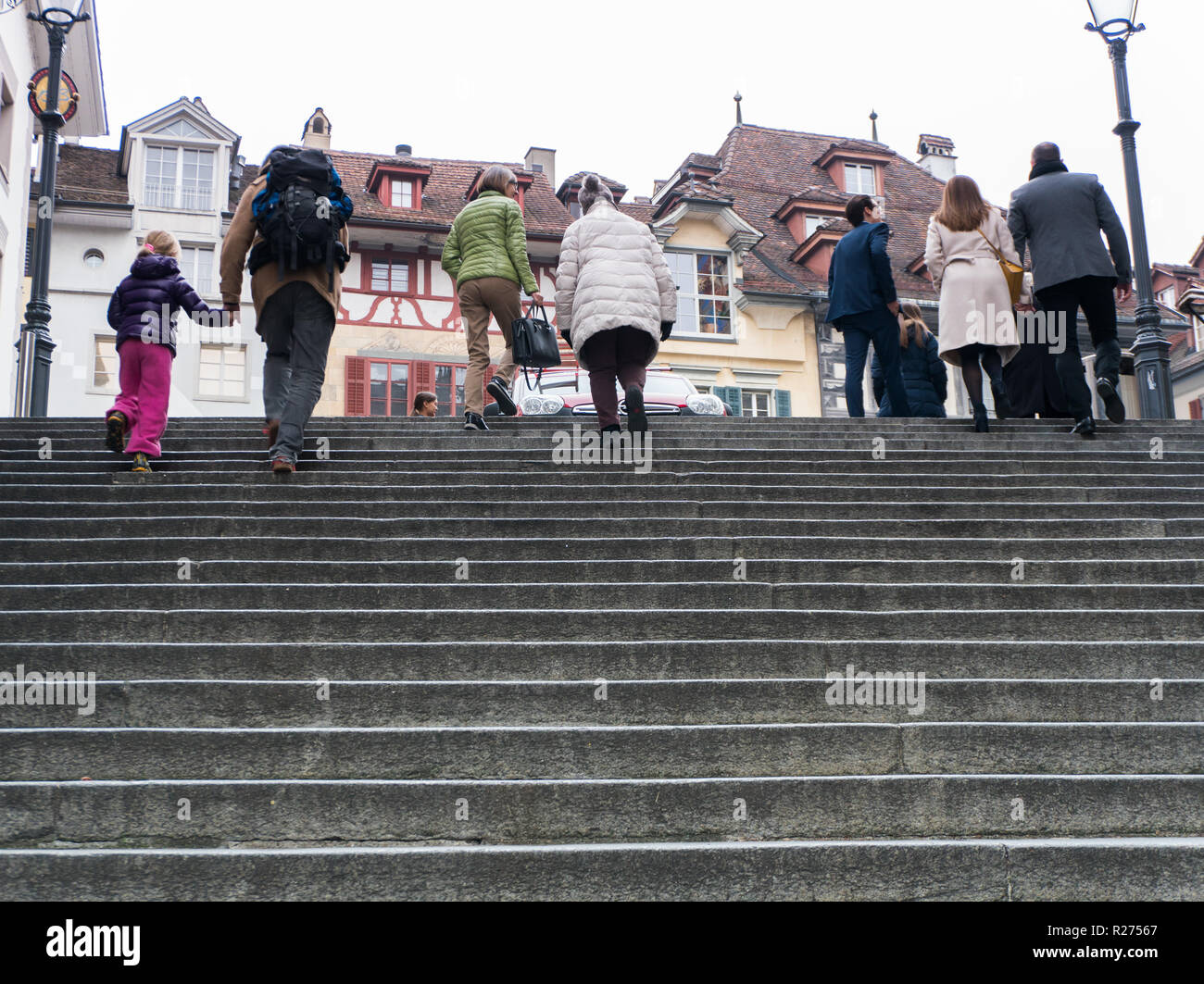 Lucerne, LU / Suisse - le 9 novembre 2018 : de nombreuses personnes de différentes tranches d'âge et le sexe se précipiter vers le haut et vers le bas des escaliers en pierre dans la ville historique de Luc Banque D'Images