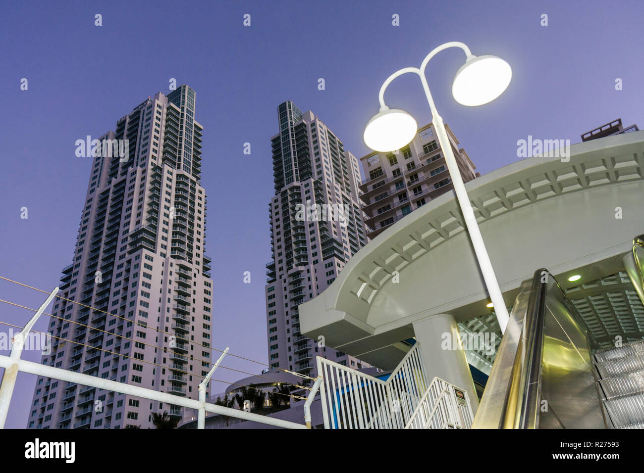 Miami Florida, centre-ville, Metromover Station, Free People Mover, système de train, transports en commun, plate-forme, lampe, escalier roulant, gratte-ciel gratte-ciel Banque D'Images