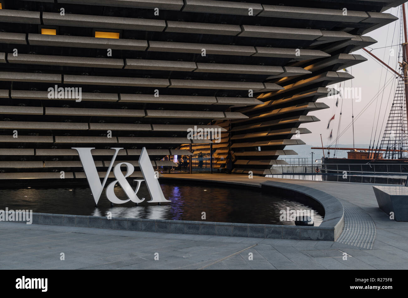 La nouvelle conception de V&A Museum sur le bord de l'eau régénérée Dundee a déjà dépassé les 100 000 Visiteur de passage de moins de 2 mois d'ouverture, Dundee Ecosse UK Banque D'Images