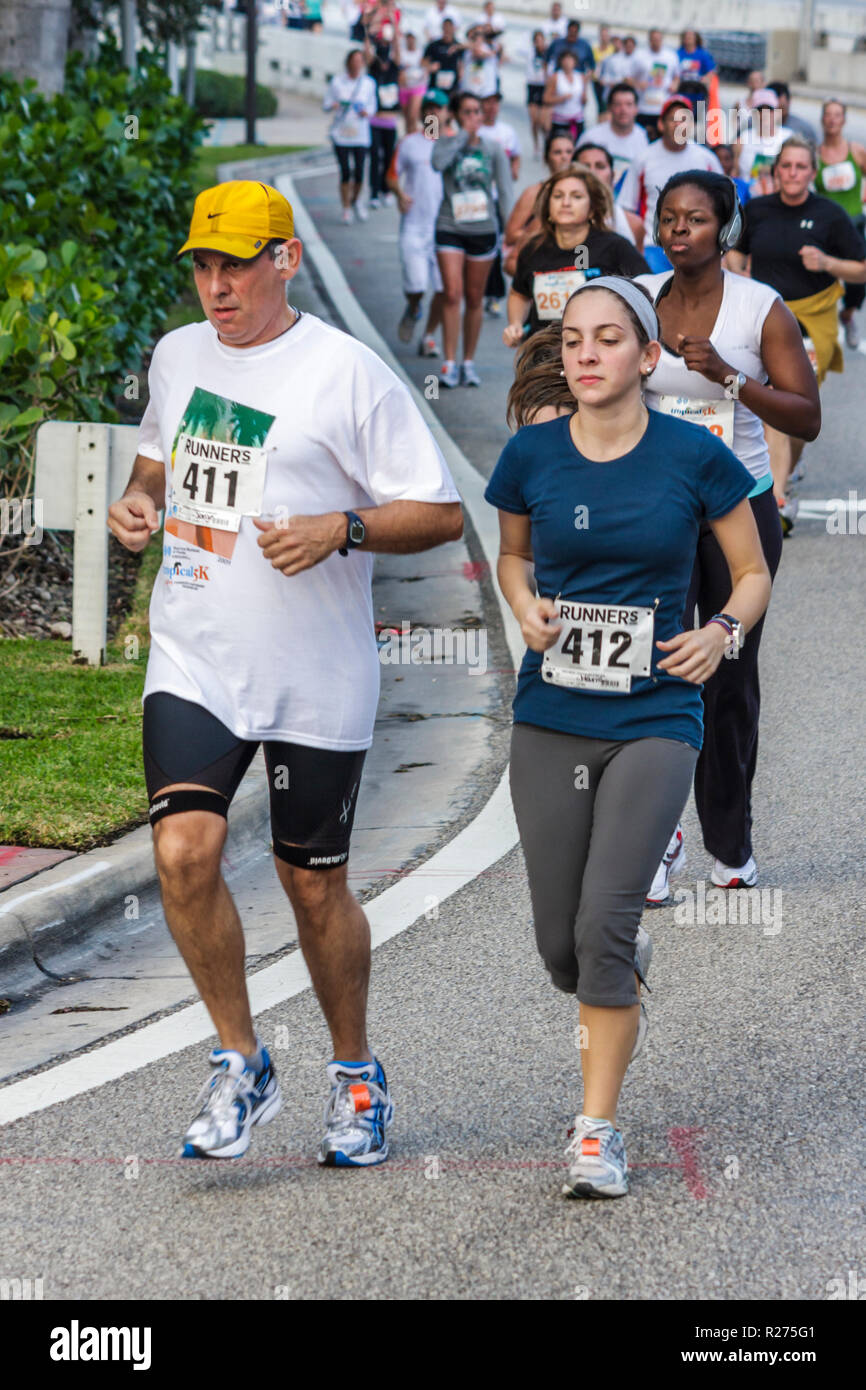 Miami Beach Florida, Blue Cross & Blue Shield Tropical 5K Run, course, coureur, endurance, sports, fitness, course sur route, compétition, athlète, numéro de bavoir, homme hommes mal Banque D'Images