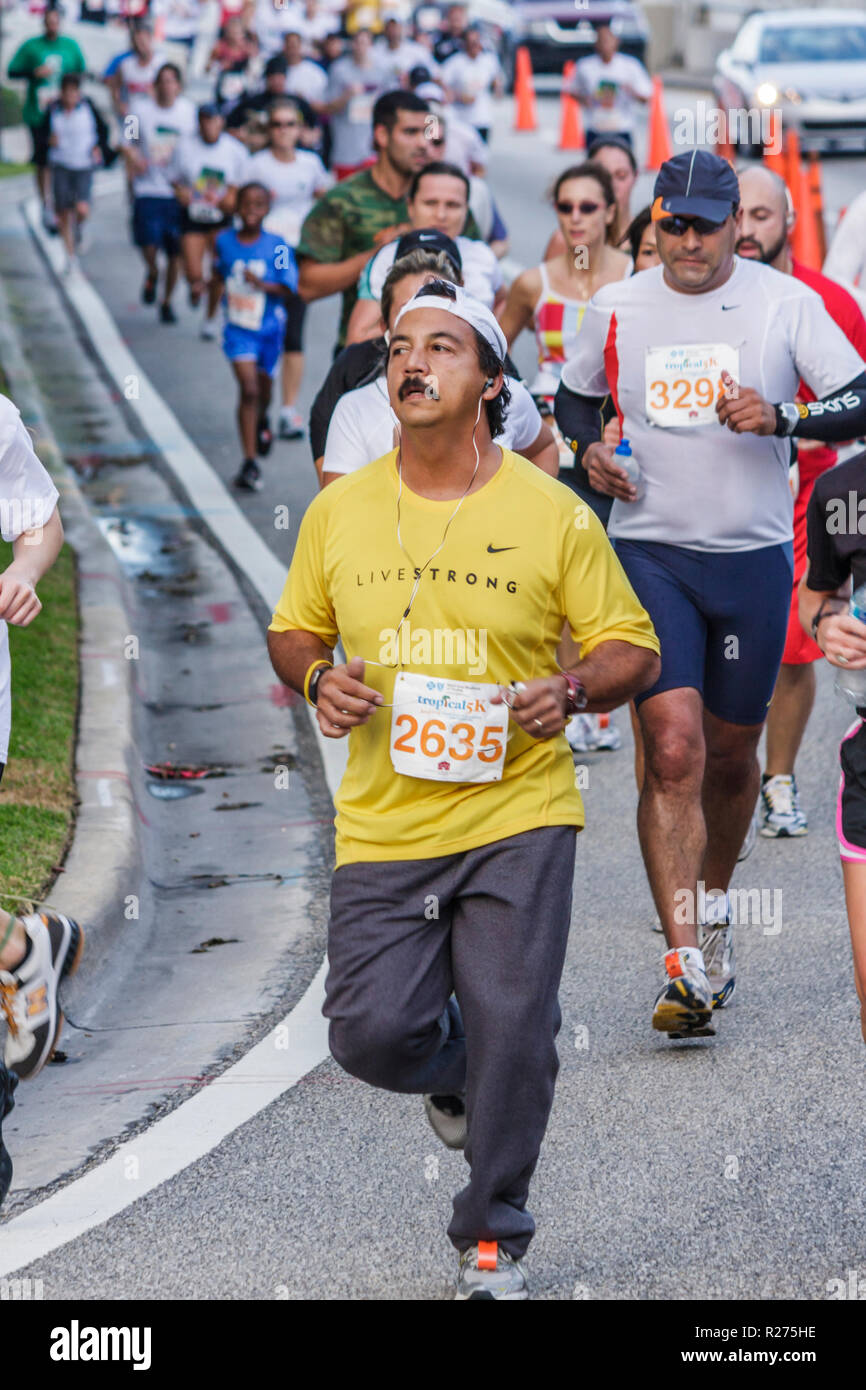 Miami Beach Florida, Blue Cross et Blue Shield Tropical 5K Run, course, coureur, endurance, sports, fitness, immigrants hispaniques latino-latino-américains Banque D'Images