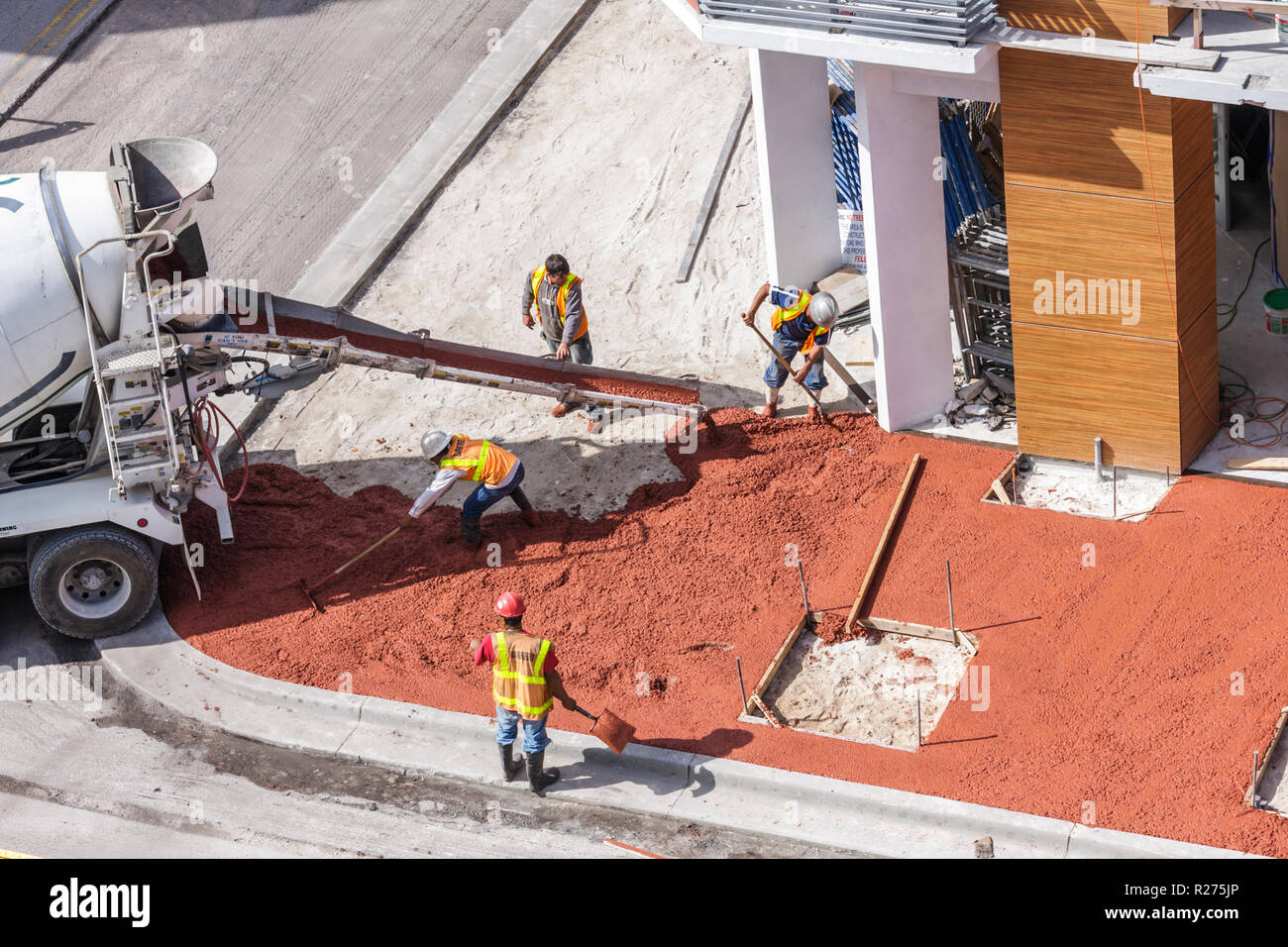 Miami Beach Florida,Ocean Drive,hôtel,sous construction nouvelle construction constructeur de chantier,chantier,travail,camion de ciment,mélangeur,verser,coulées,béton,rade Banque D'Images