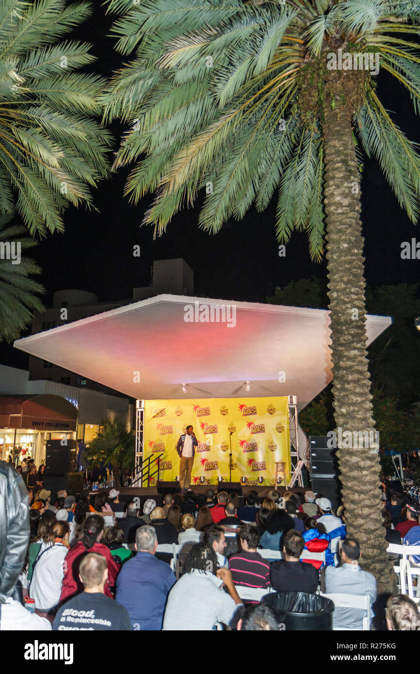 Miami Beach Florida, Lincoln Road Mall, South Beach Comedy Festival, foire aux festivals, Baron Vaughn, comédien, représentation en extérieur, spectacle, scène, Black man men Banque D'Images
