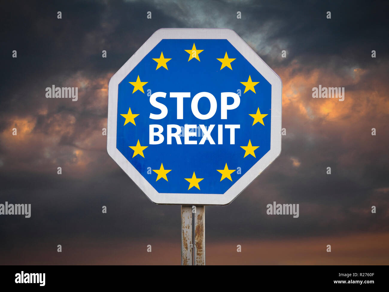 Brexit stop sign sur fond de ciel Banque D'Images