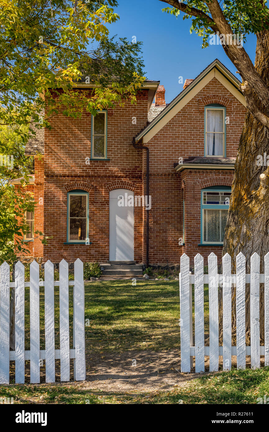 L'herbe et arbres sur la propriété d'une ancienne ferme en brique Banque D'Images