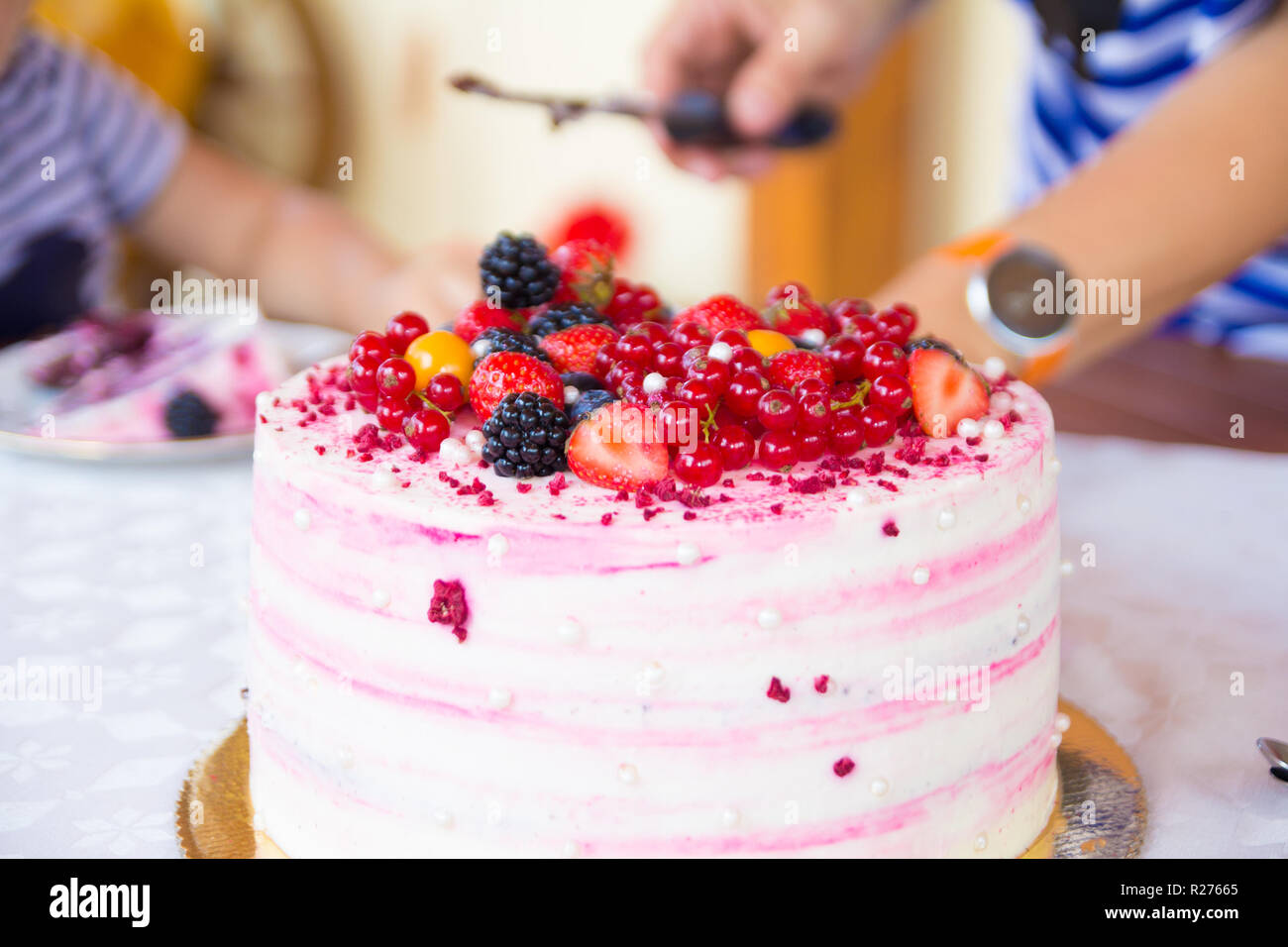 Gros plan du gâteau d'anniversaire rose Banque D'Images