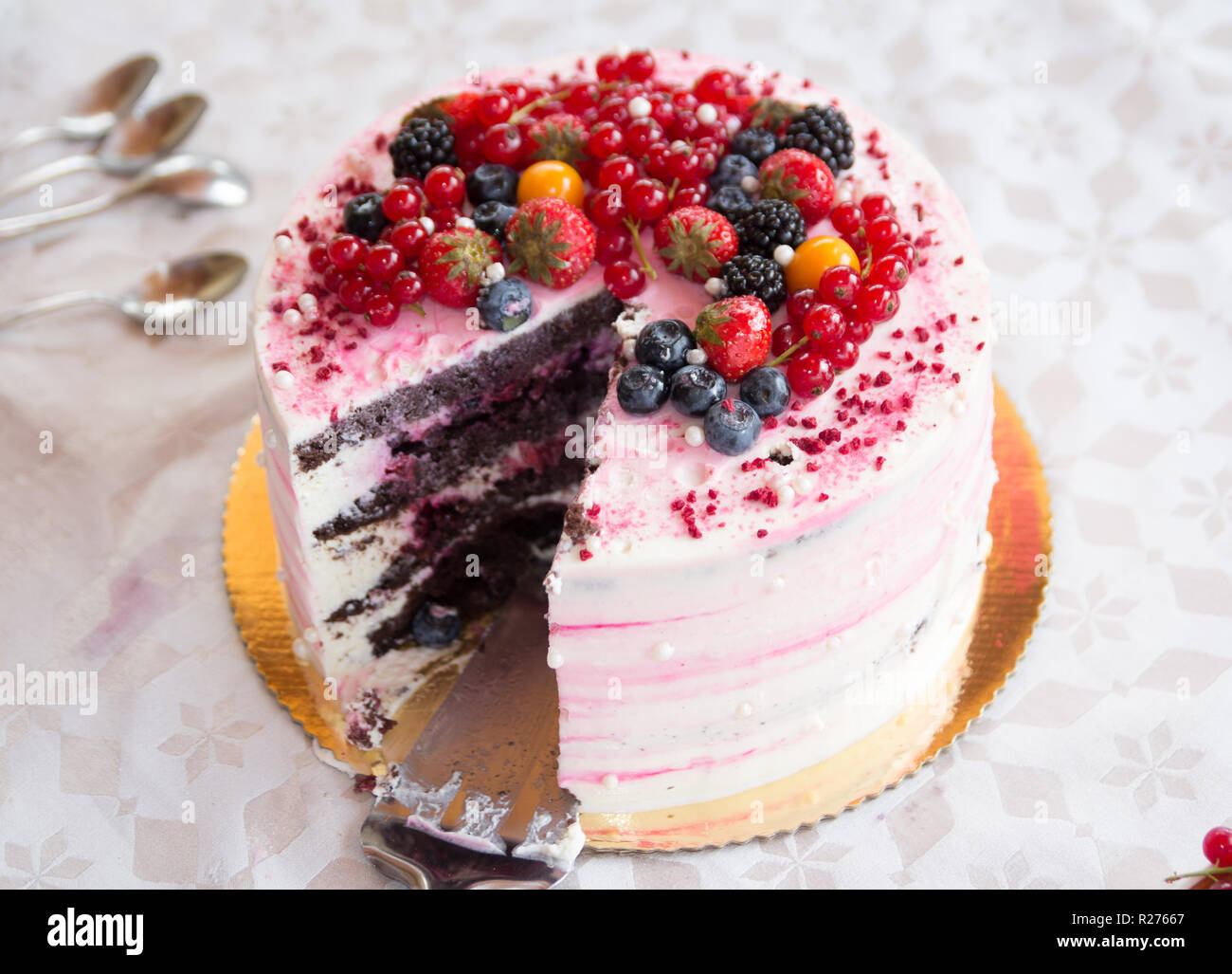 Gâteau d'anniversaire avec les baies fraîches Banque D'Images