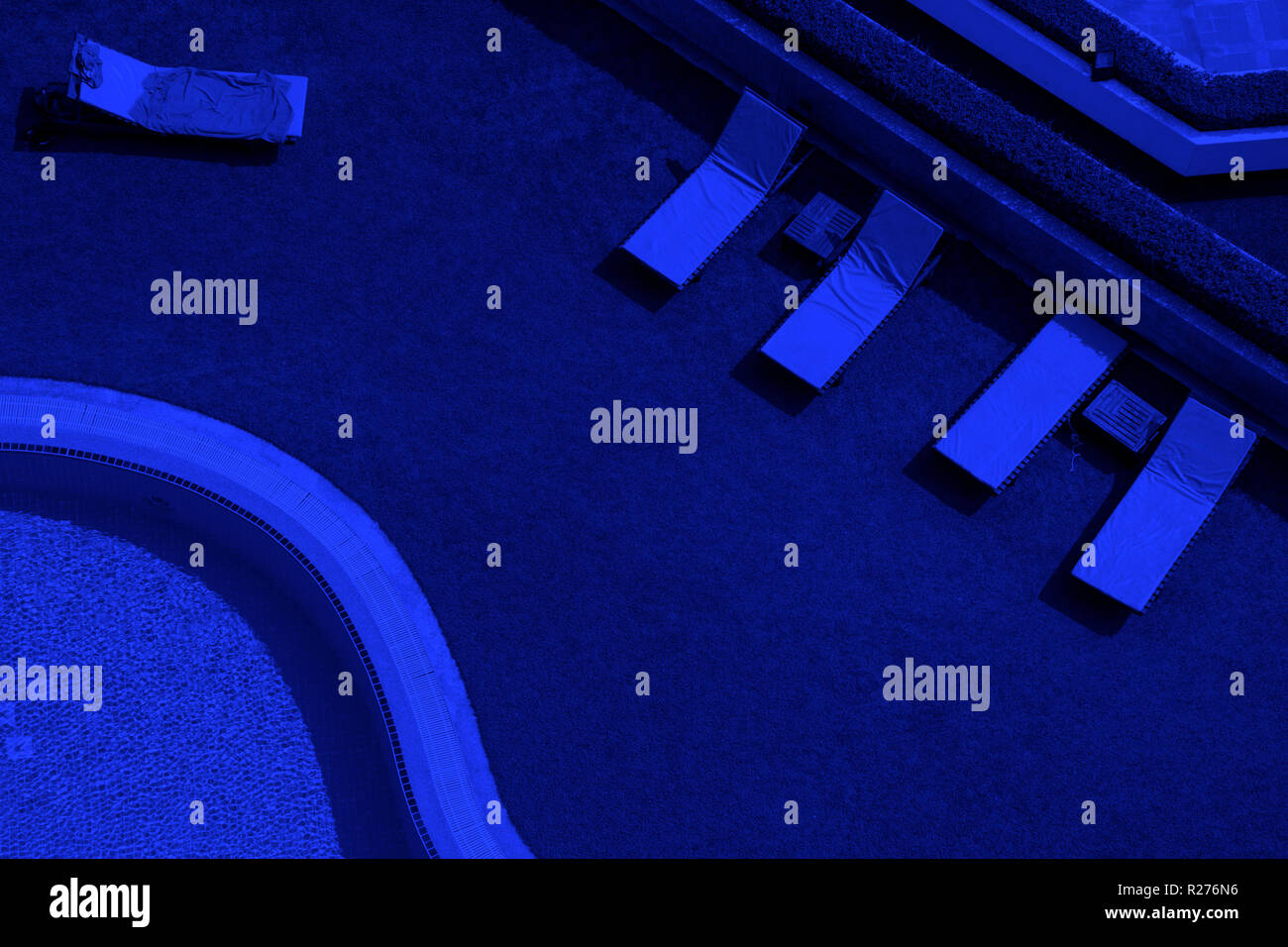 Portrait de close up piscine extérieure et la piscine avec des chaises de l'eau propre clair Banque D'Images