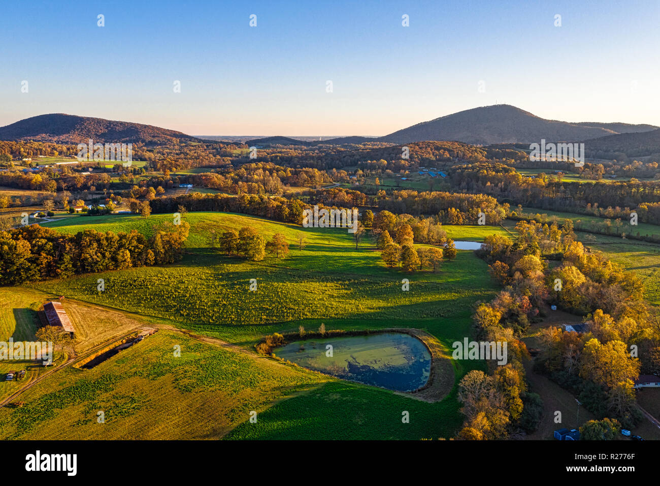 Vue aérienne le coucher du soleil photo de fermes dans les montagnes de Géorgie tourné au cours de l'automne Banque D'Images