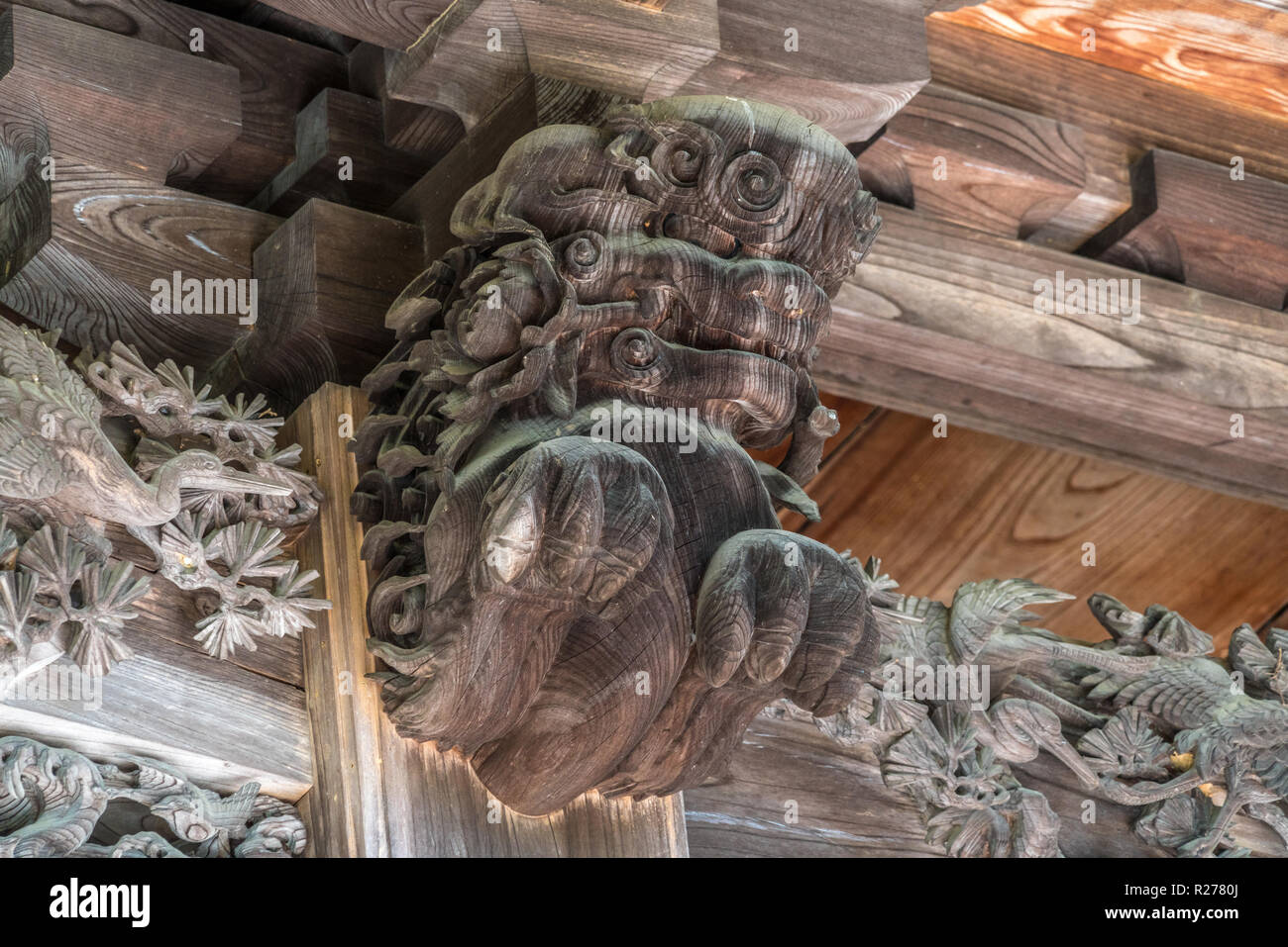 Shimoda, Shizuoka, Japon - 10 août 2018 : Komainu ou Shishi gargouille Lion en bois ornement de toit nez au Temple Shuzenji Banque D'Images