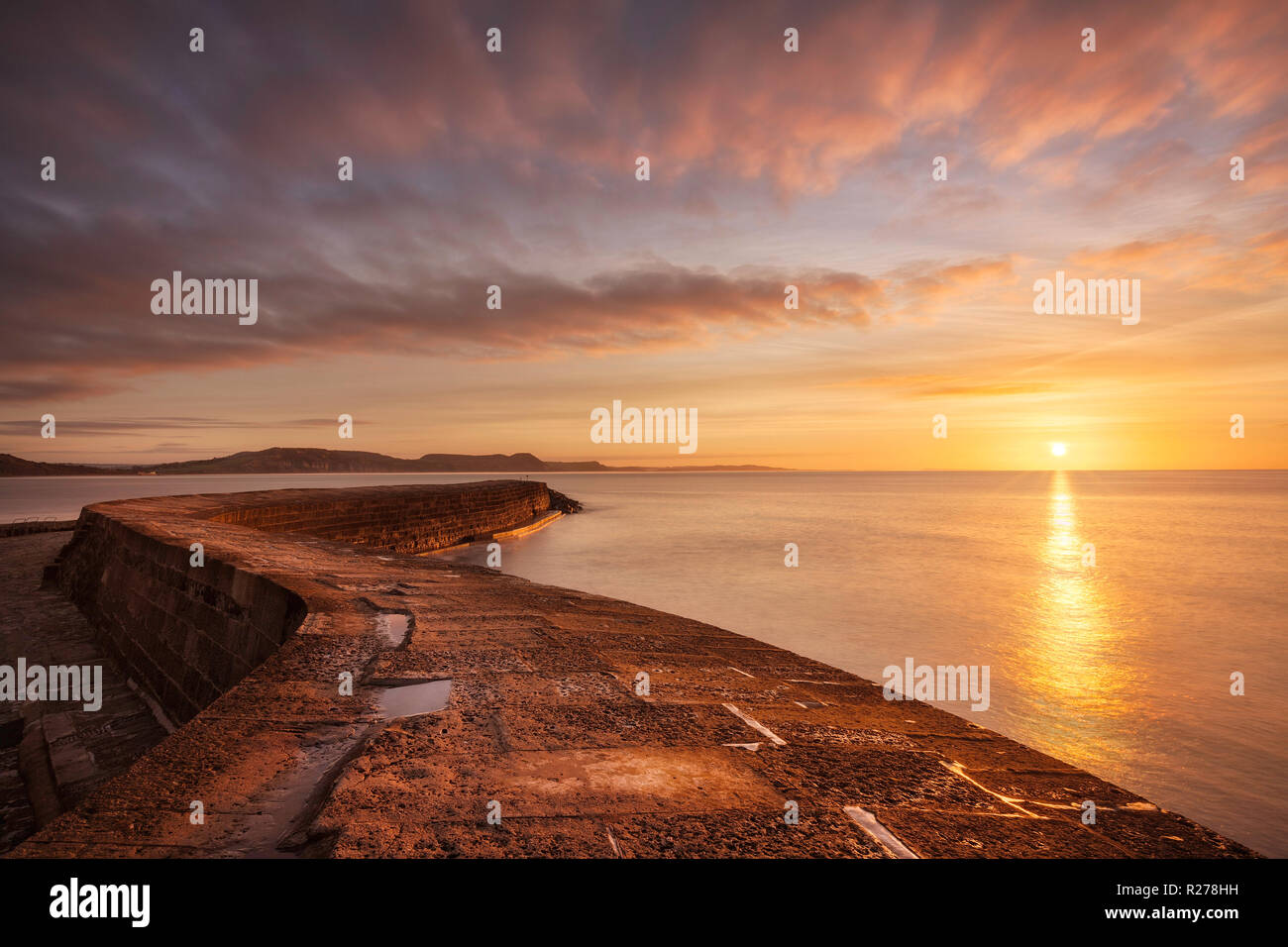 La Cobb au lever du soleil, Lyme Regis, dans le Dorset, Angleterre Banque D'Images