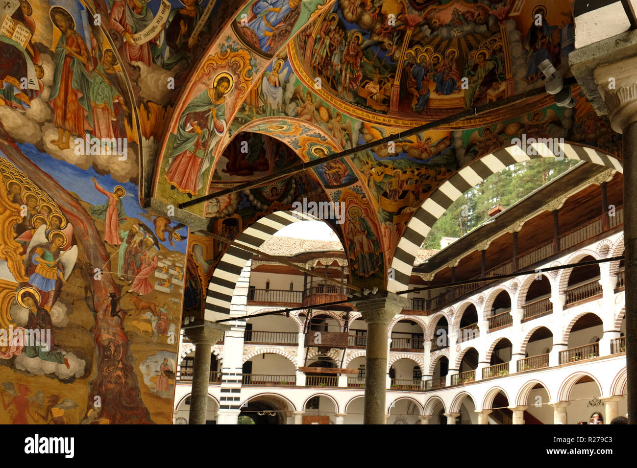 La Bulgarie, RILA - avril 27, 2018 : fresques sous les arcades du monastère de Rila. Est a été fondé par saint Ivan de Rila (John). Banque D'Images