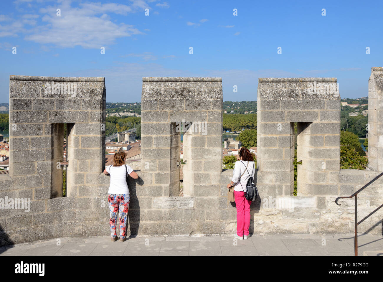 Deux touristes ou un couple de touristes sur la terrasse du toit de la palais des Papes ou le Palais des Papes à Avignon Provence à vue sur la France Banque D'Images
