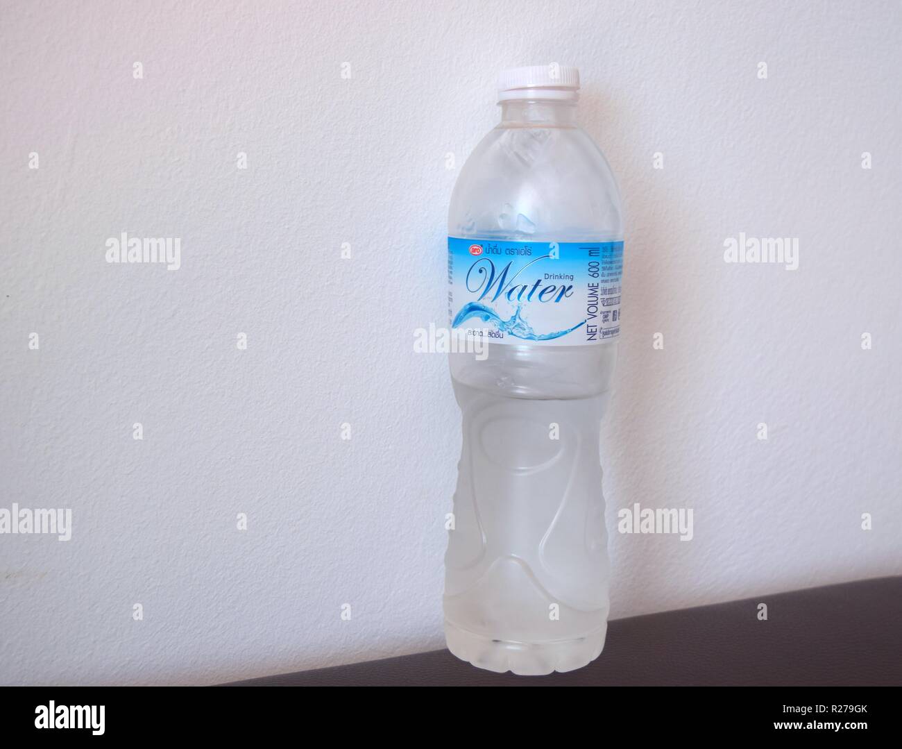 L'eau potable bouteille plastique avec une étiquette. Banque D'Images