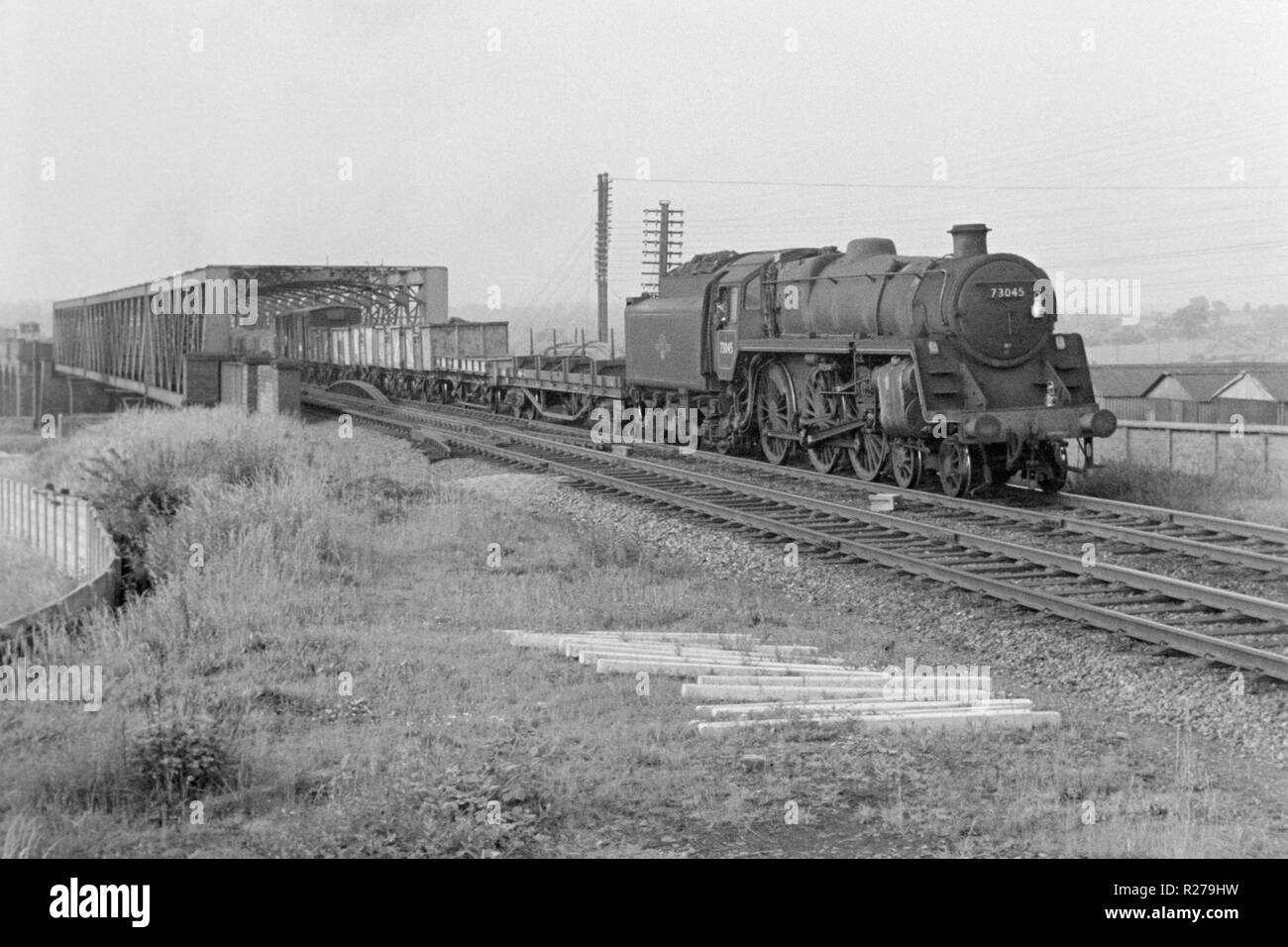 British Rail d'origine numéro 73045 loco de vapeur en direction de la gare centrale de rugby sur la grande ligne centrale après la sortie du pont 1963 birdcage Banque D'Images