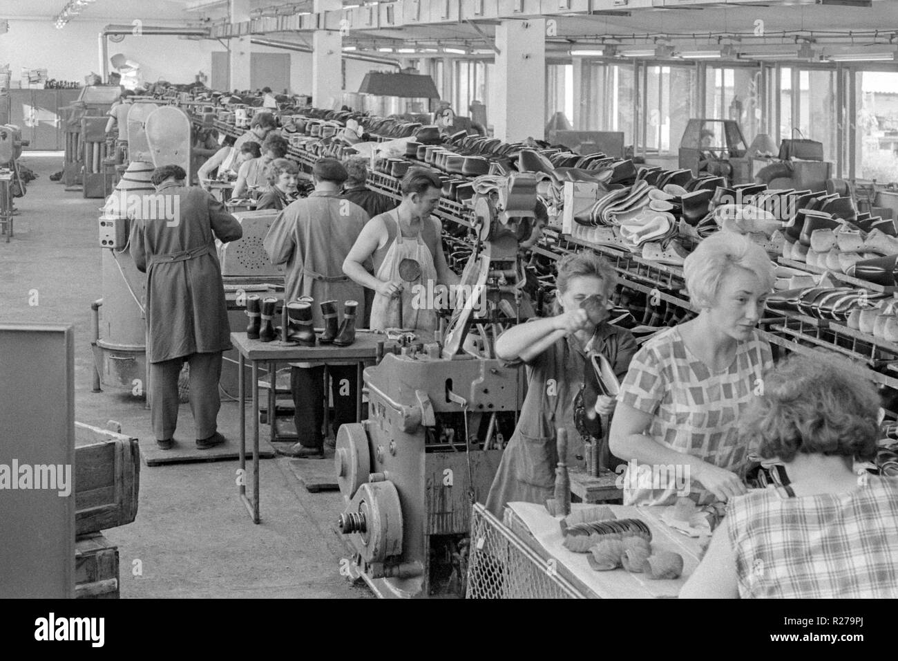 Les travailleurs sur une ligne de production dans une usine de chaussures 1960 Hongrie Banque D'Images