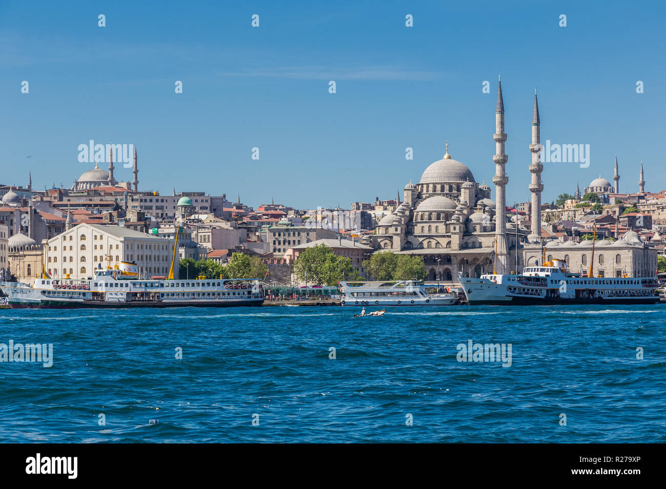 Istanbul, Turquie, 28 mai 2013 : Avis de la nouvelle mosquée (Yeni Camii) à travers la corne d'or, avec ferry boats à l'avant. Banque D'Images