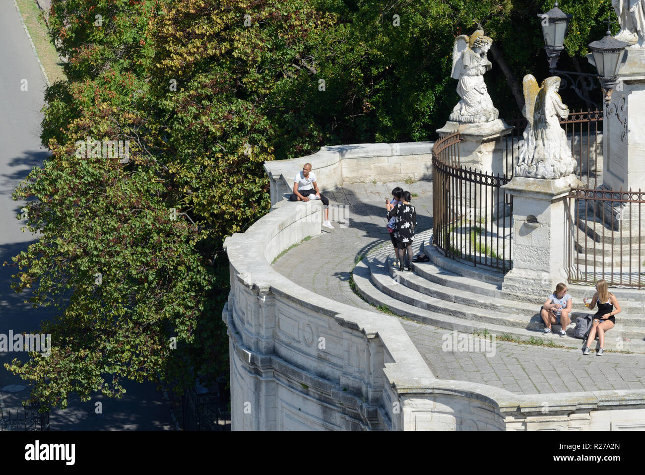 Les touristes se rassemblent sur le style baroque de vue ou donnent sur ci-dessous l'église de Notre-Dame des Doms Avignon Provence France Banque D'Images