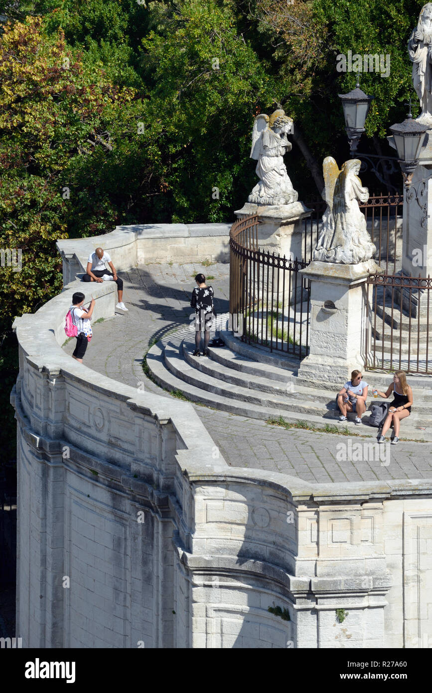 Les touristes se rassemblent sur le style baroque de vue ou donnent sur ci-dessous l'église de Notre-Dame des Doms Avignon Provence France Banque D'Images