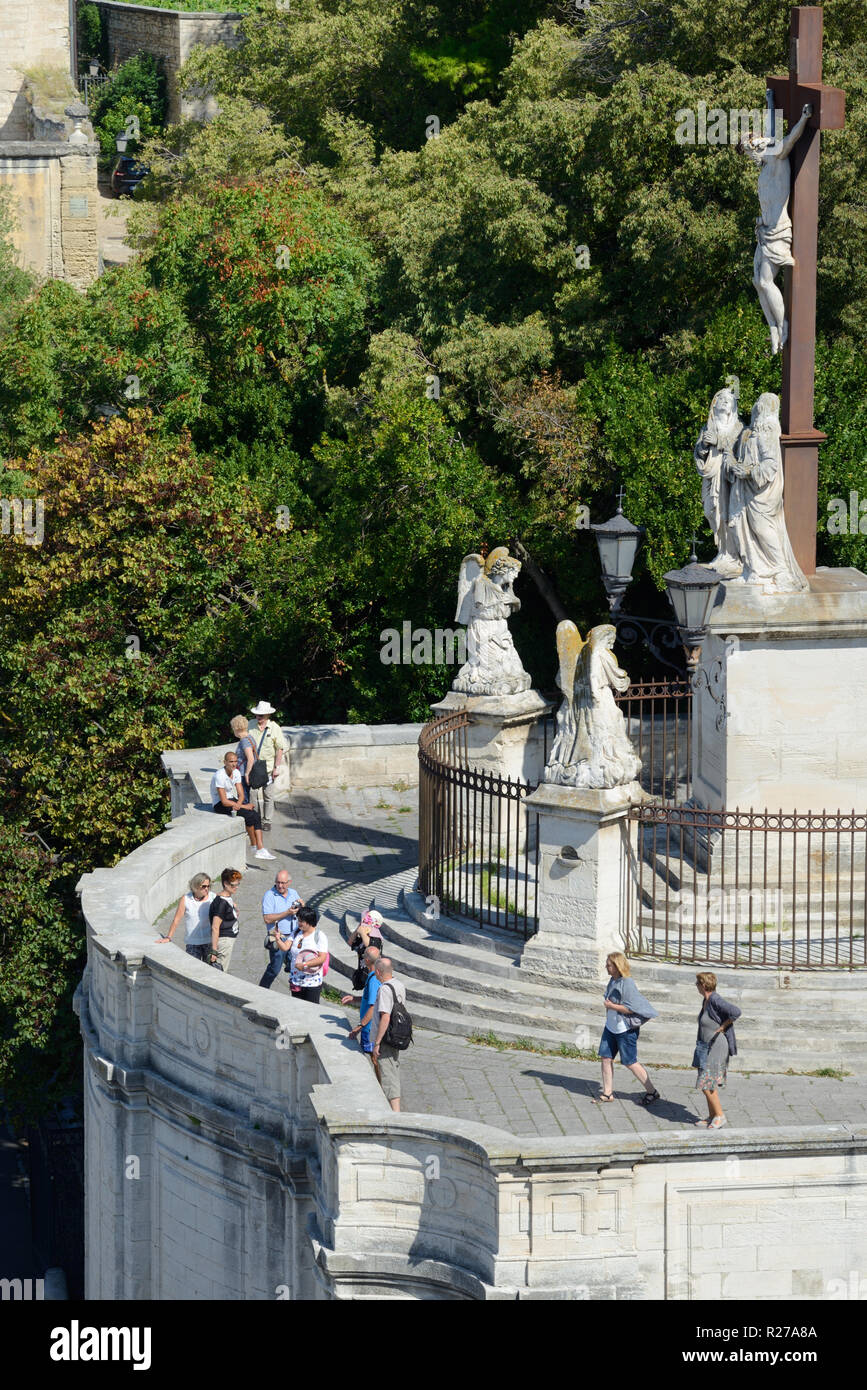 Les touristes se rassemblent sur le style baroque de vue ou donnent sur la Crucifixion avec Memorial ci-dessous l'église de Notre-Dame des Doms Avignon Provence France Banque D'Images