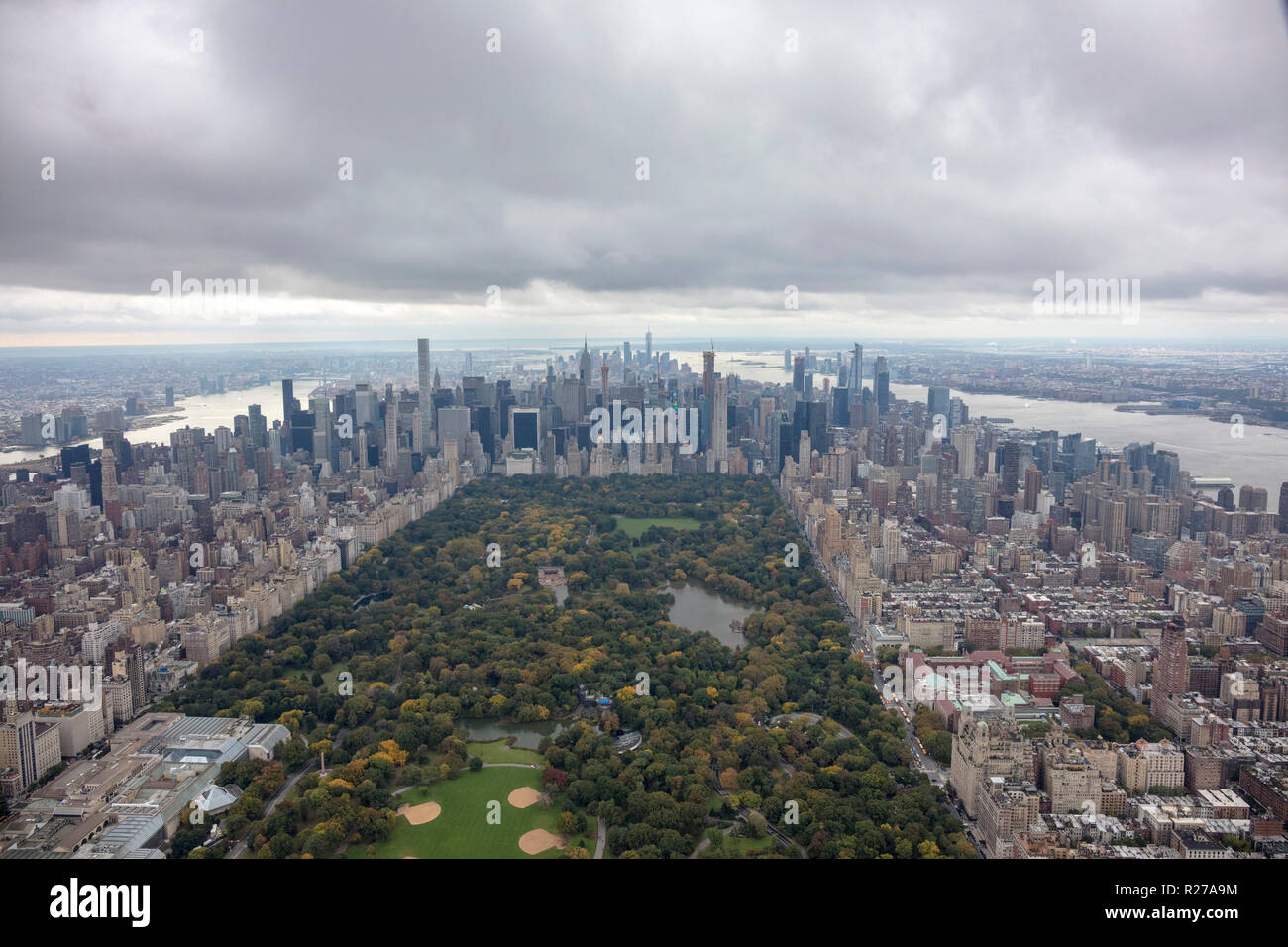 Vue aérienne d'hélicoptère de Central Park et de la vue sur le centre-ville de Manhattan, New York City, USA Banque D'Images