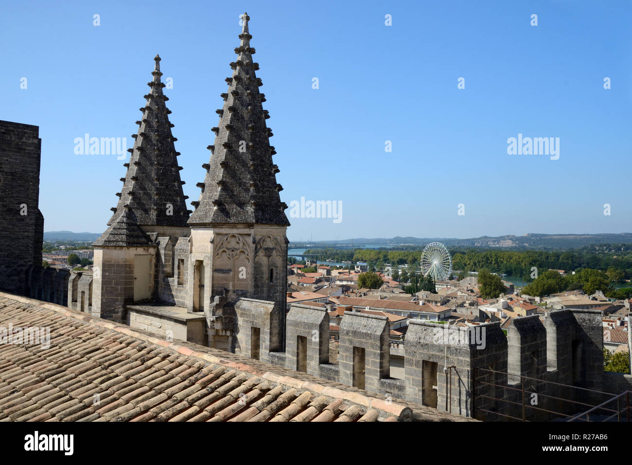 Pinacles gothiques sur les toits du Palais des Papes, le Palais des Papes ou le Palais des Papes et vue panoramique sur Avignon Provence France Banque D'Images