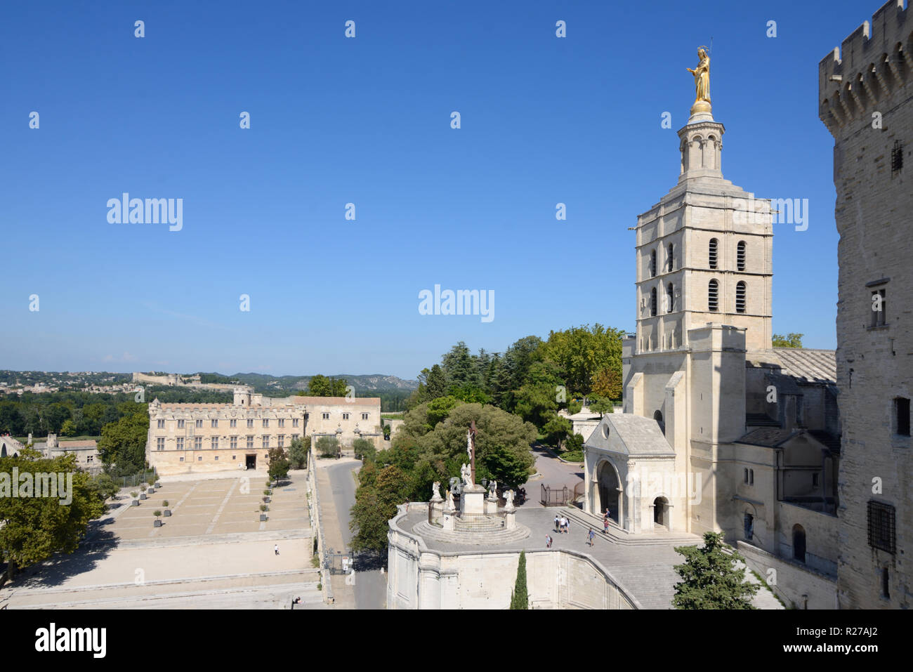 Vue aérienne de Notre-Dame des Doms Église ou Cathédrale, Musée du Petit Palais et Palais des Papes, ou Palais des Papes, Avignon Provence France Banque D'Images