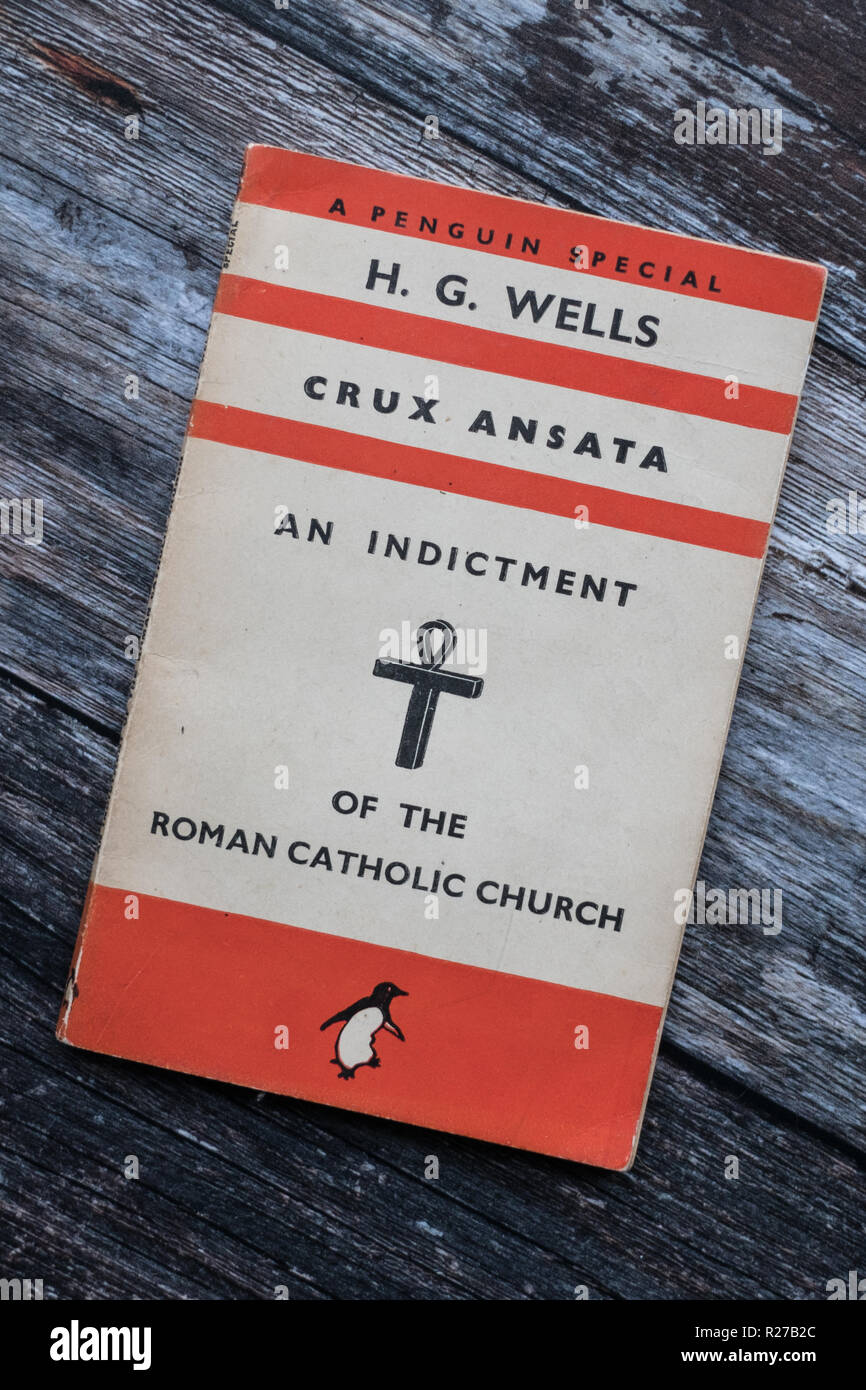 H G Wells, Crux Ansata, une condamnation de l'Église catholique romaine. Un pingouin livre. Banque D'Images
