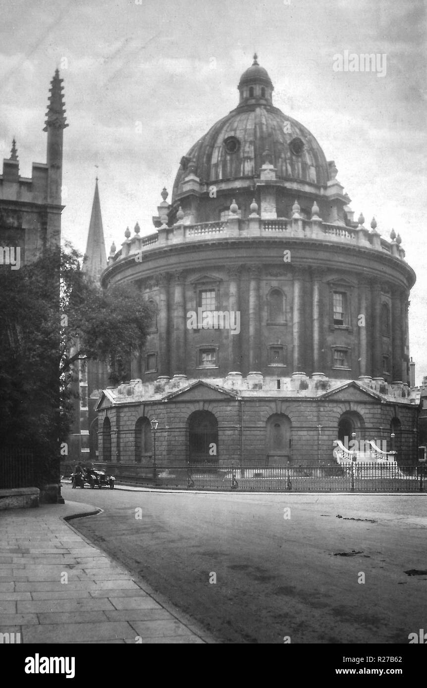 Oxford, Oxford Radcliffe Camera, La ville est connue dans le monde entier comme l'accueil de l'Université d'Oxford, la plus ancienne université du monde anglophone.[11] Les bâtiments à Oxford démontrer exemples notables de chaque période d'architecture anglaise depuis la fin de la période saxonne. Oxford est connue comme la "ville des clochers rêveurs", terme inventé par le poète Matthew Arnold. Oxford a une large base économique. Ses industries sont la fabrication du moteur, de l'éducation, de l'édition et un grand nombre des technologies de l'information fondée sur des données scientifiques des entreprises, certains étant des branches. Banque D'Images