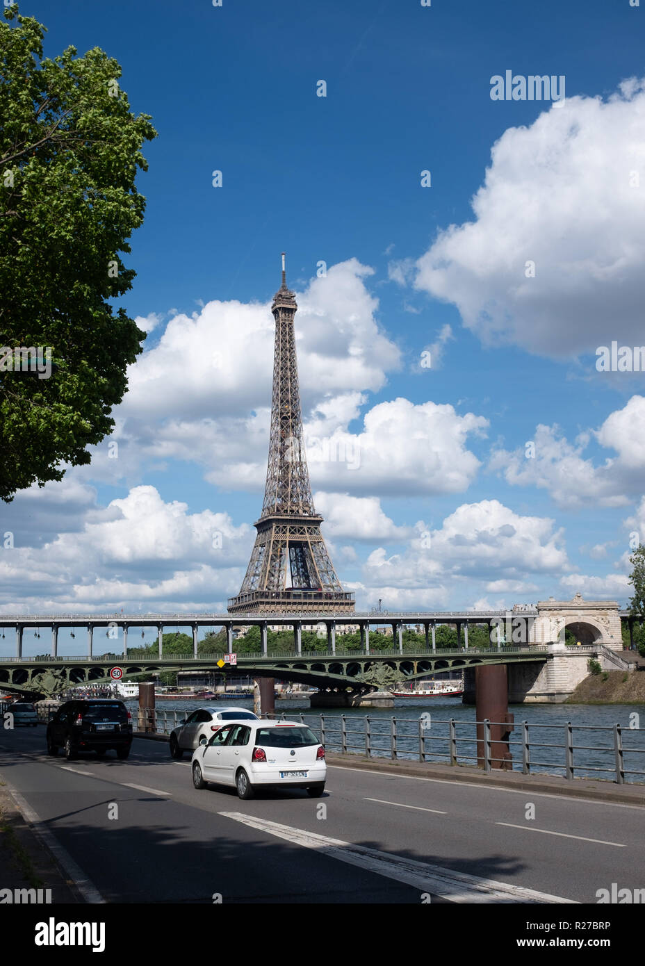 Les wagons sur rue avec la Tour Eiffel et de la Seine en arrière-plan, Paris, France Banque D'Images