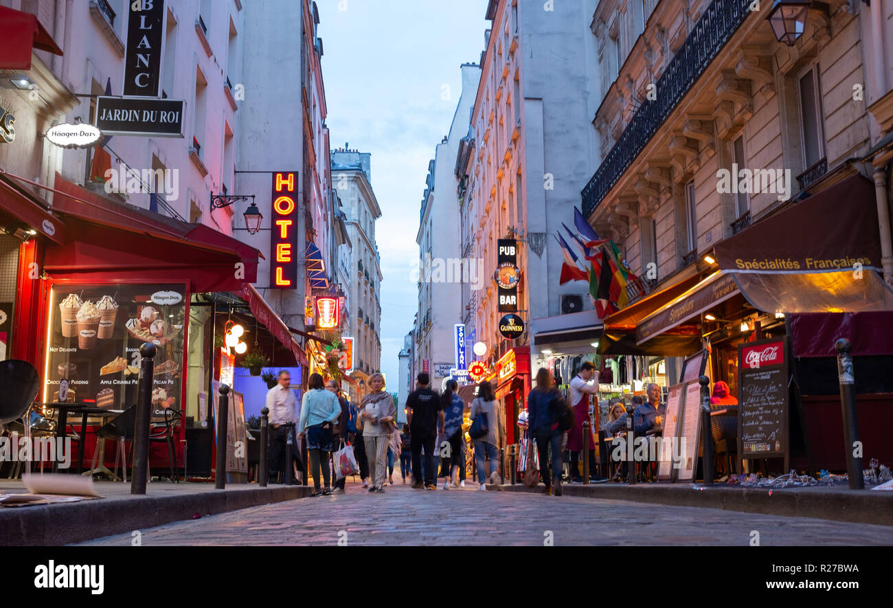Vue extérieure de restaurants à Saint-Germain-des-Prés au crépuscule, Paris, France Banque D'Images