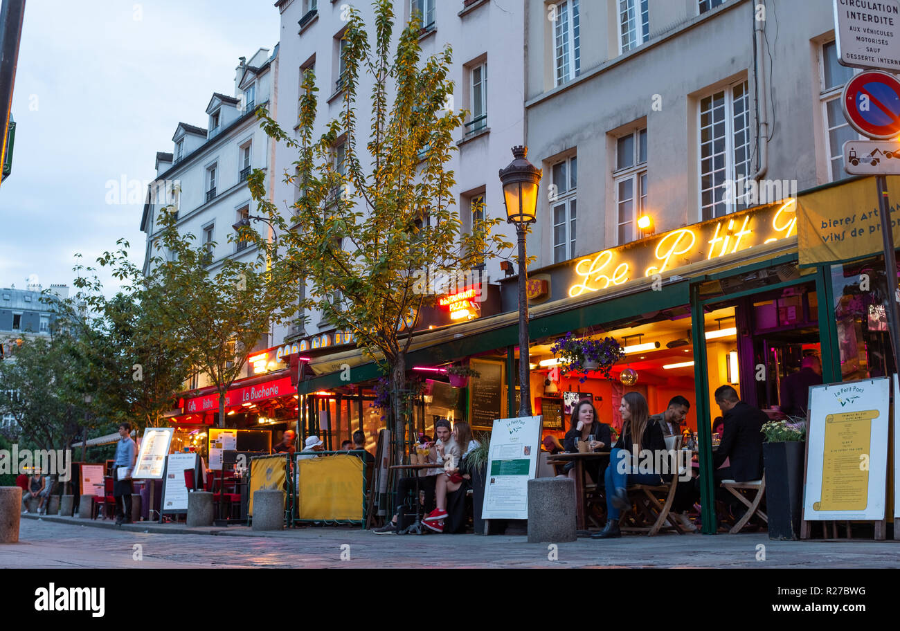Vue extérieure de restaurants dans le Quartier Latin, au crépuscule, Paris, France Banque D'Images