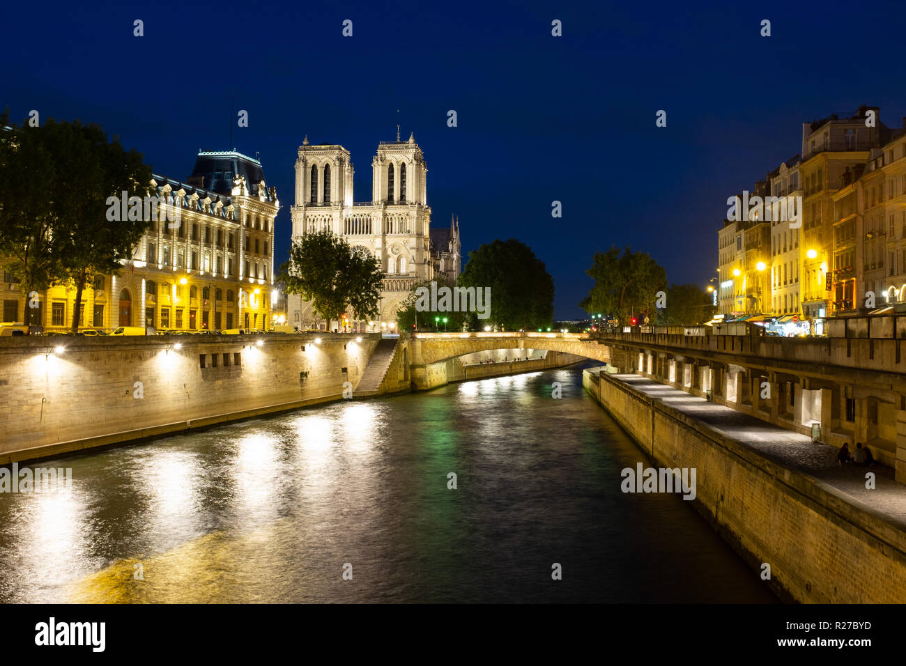 Vue sur Seine vers la Préfecture de Police et la Cathédrale Notre Dame, Paris,France. Banque D'Images