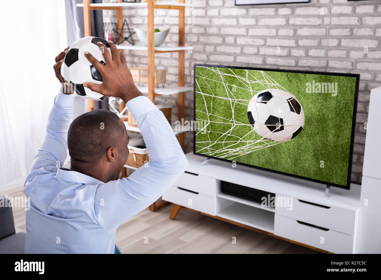 Football game on tv african Banque de photographies et d'images à haute  résolution - Alamy