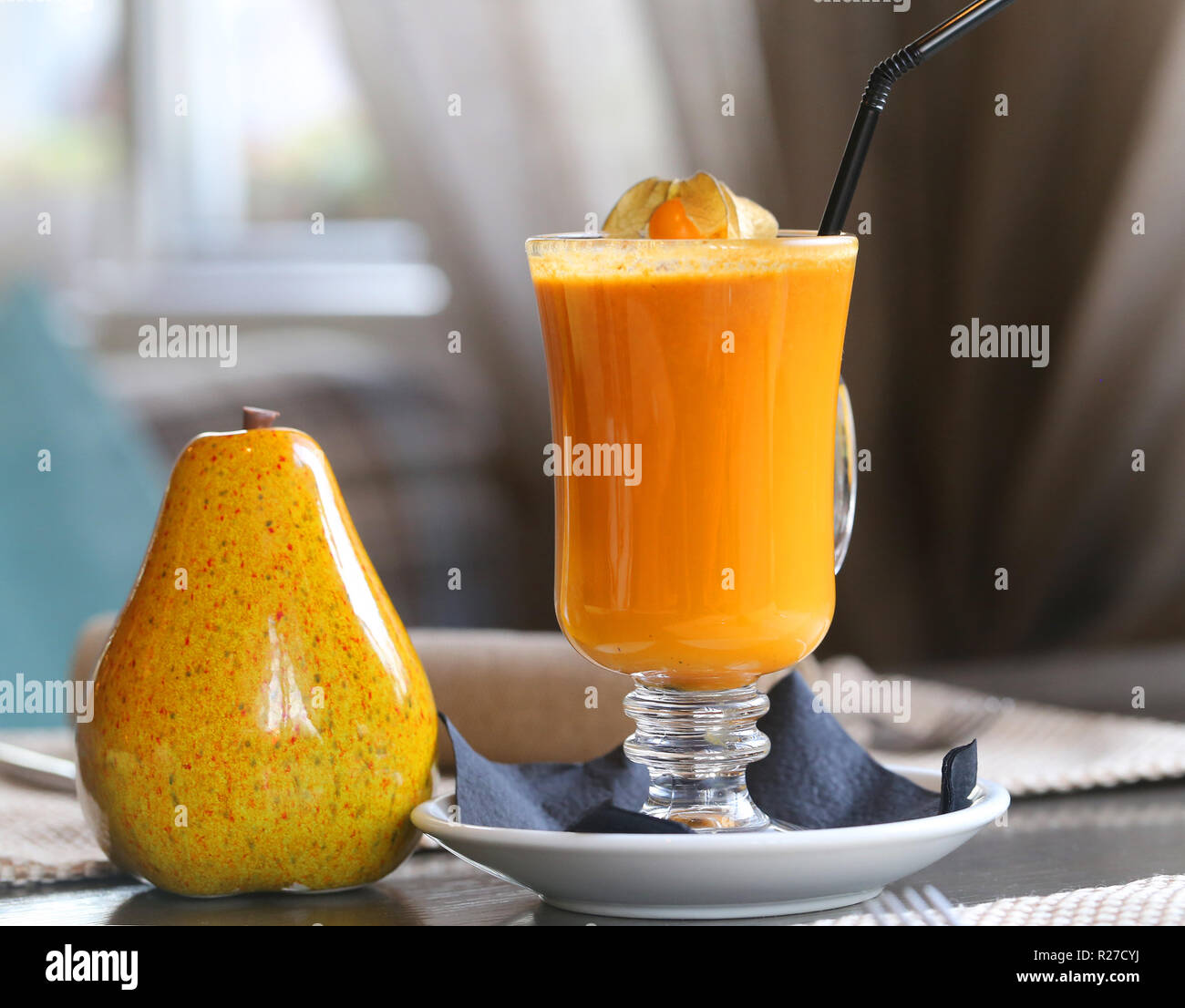 Arrière-plan lumineux photo macro beau cocktail de fruits au gingembre sur la table Banque D'Images