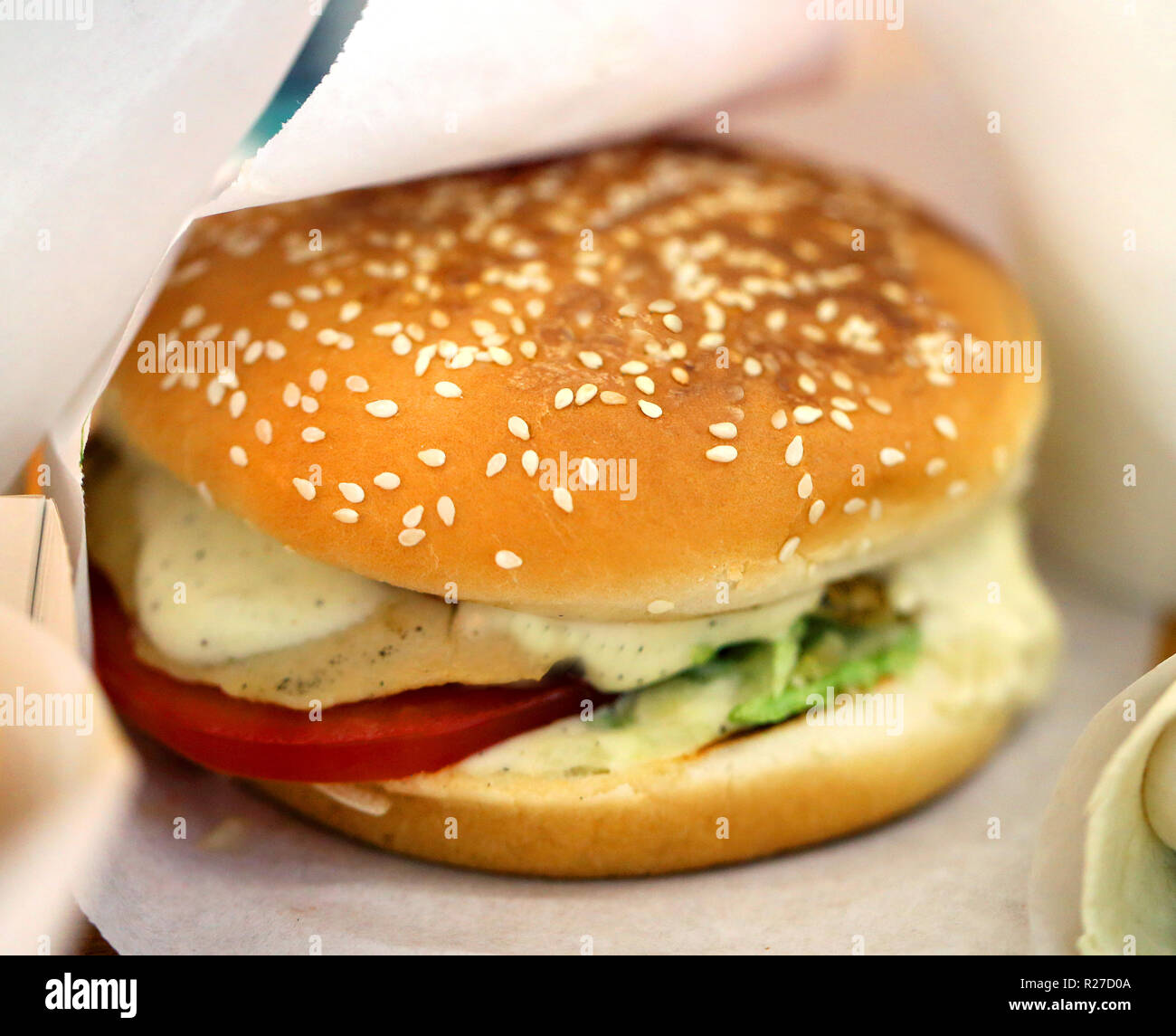 Arrière-plan lumineux photo macro beau burger aux légumes et fromage sur Banque D'Images