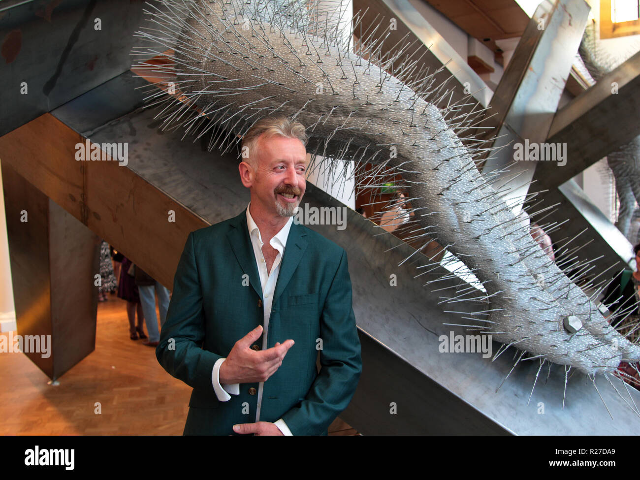 L'artiste écossais, David Mach, se tient à côté d'un de ses immenses sculptures départ à l'ouverture de son exposition d'envergure qui a eu lieu à la City Art Center à Édimbourg en 2011. Banque D'Images