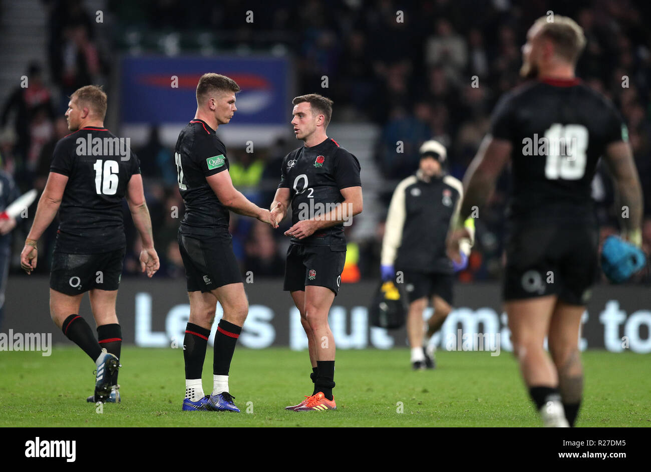 L'Angleterre Owen Farrell (à gauche) et Charlie Ewels (à droite) après le coup de sifflet final au cours de la 183 match international au stade de Twickenham, Londres. Banque D'Images